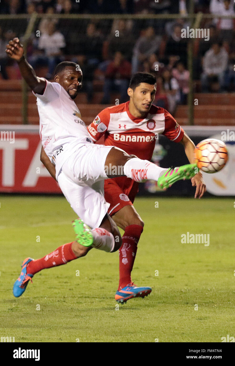 Quito, Ecuador. 10. März 2016. Carlos Tenorio (L) von Ecuadors Liga Deportiva Universitaria (LDU) de Quito, wetteifert mit Jordan Silva (R) der mexikanischen Toluca, während der Gruppenphase übereinstimmen, von der Copa Libertadores, im Casa Blanca-Stadion in Quito, Hauptstadt von Ecuador, am 10. März 2016 statt. © Santiago Armas/Xinhua/Alamy Live-Nachrichten Stockfoto