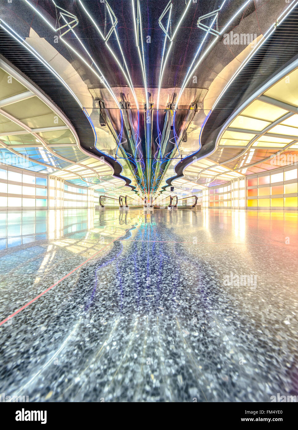 Chicago O' Hare International Airport. Tunnel zwischen den Hallen B und C von United Terminal mit beweglichen Neonröhren. Stockfoto