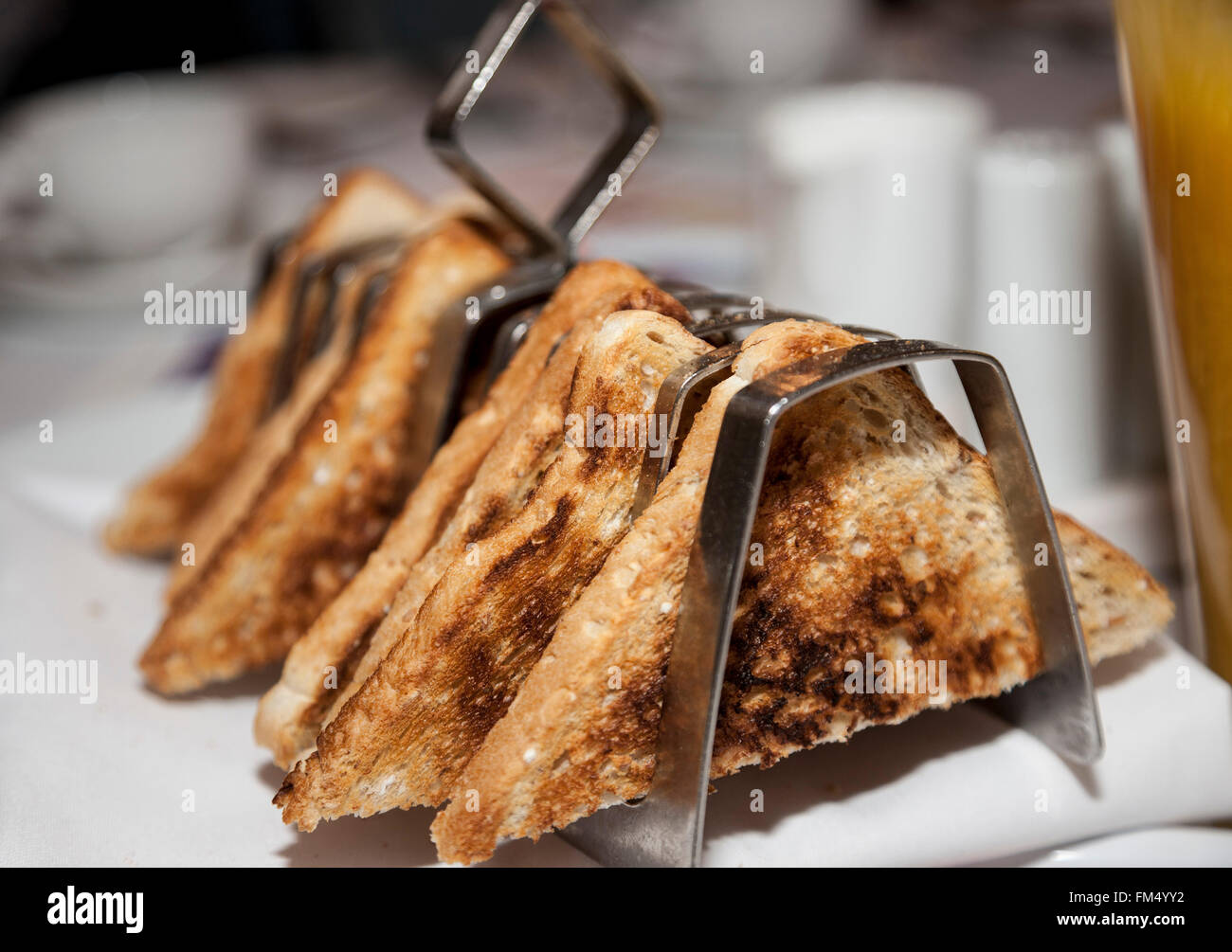 Toast in einem Toast Rack auf einem Frühstückstisch Stockfoto