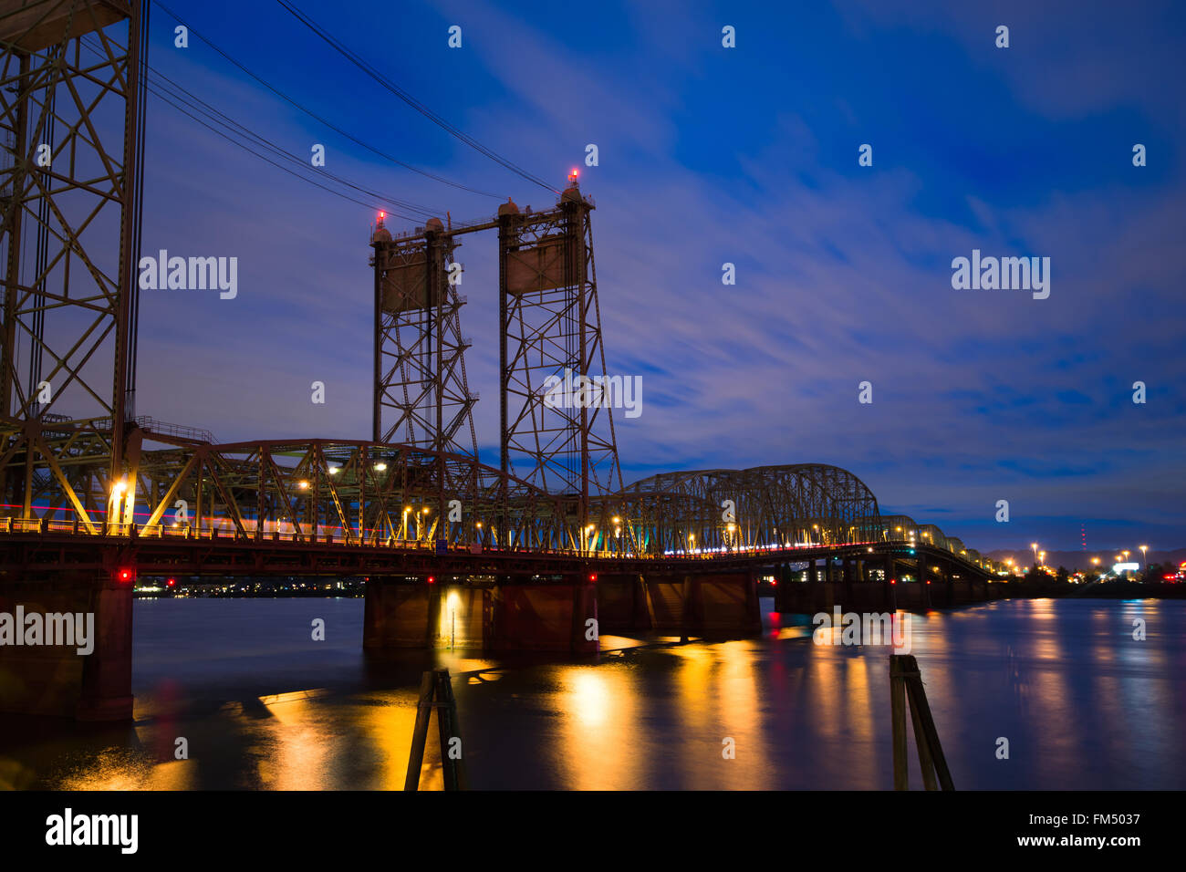 Strukturelle anhebende Fachwerkbrücke auf dem Columbia River bildet die Autobahn i-5 verbindet Städte Portland und Vancouver in bunten Abend Lichter Stockfoto