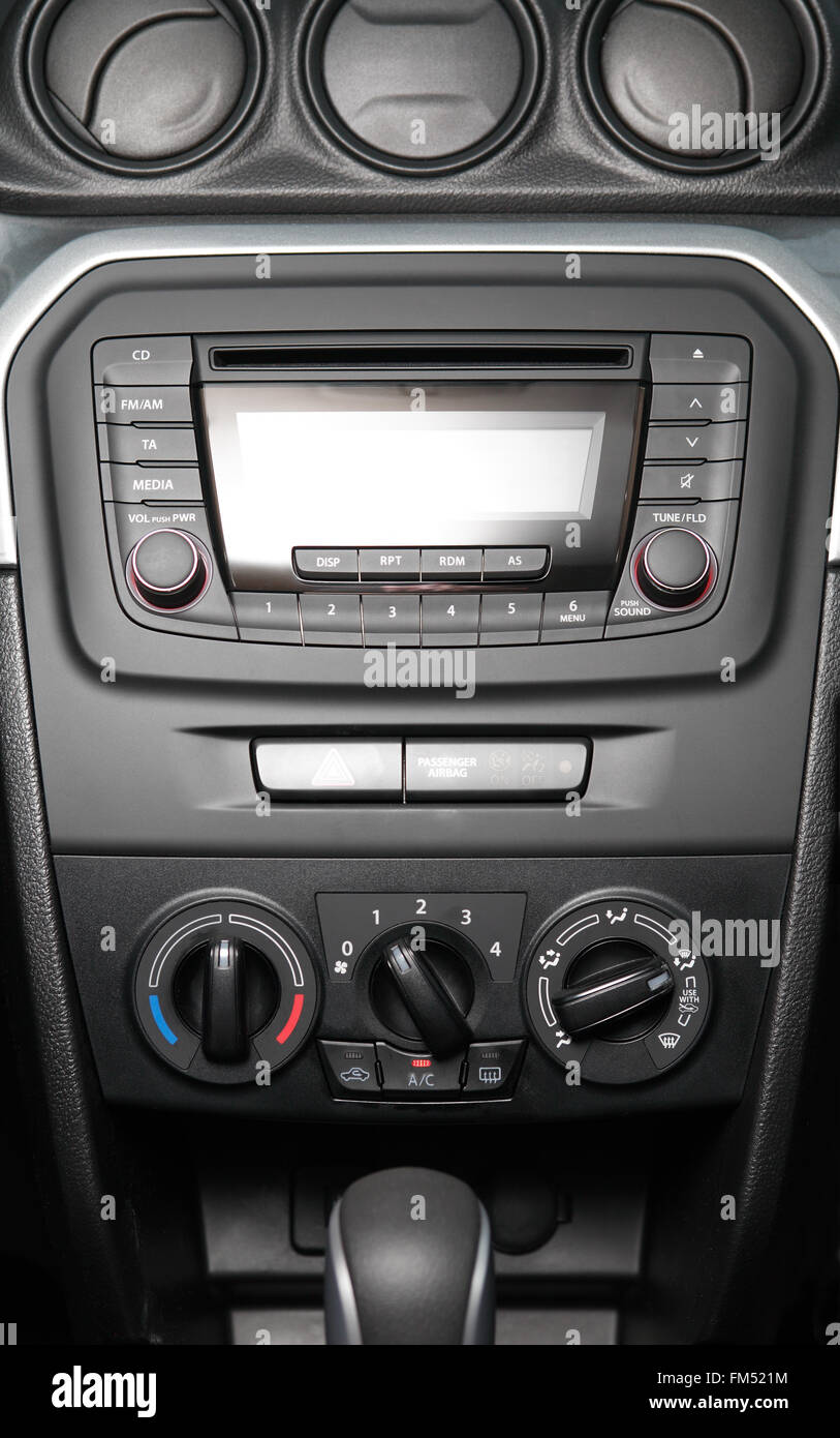 Dashboard mit Audiogeräten in Kabine des modernen neuen Autos Stockfoto