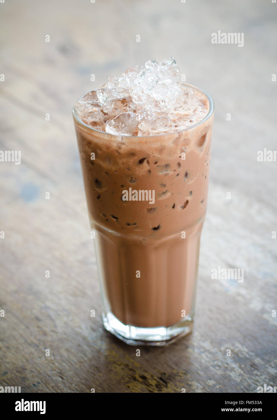 Geeiste Kakao in einem Glas auf Holz Hintergrund Stockfoto