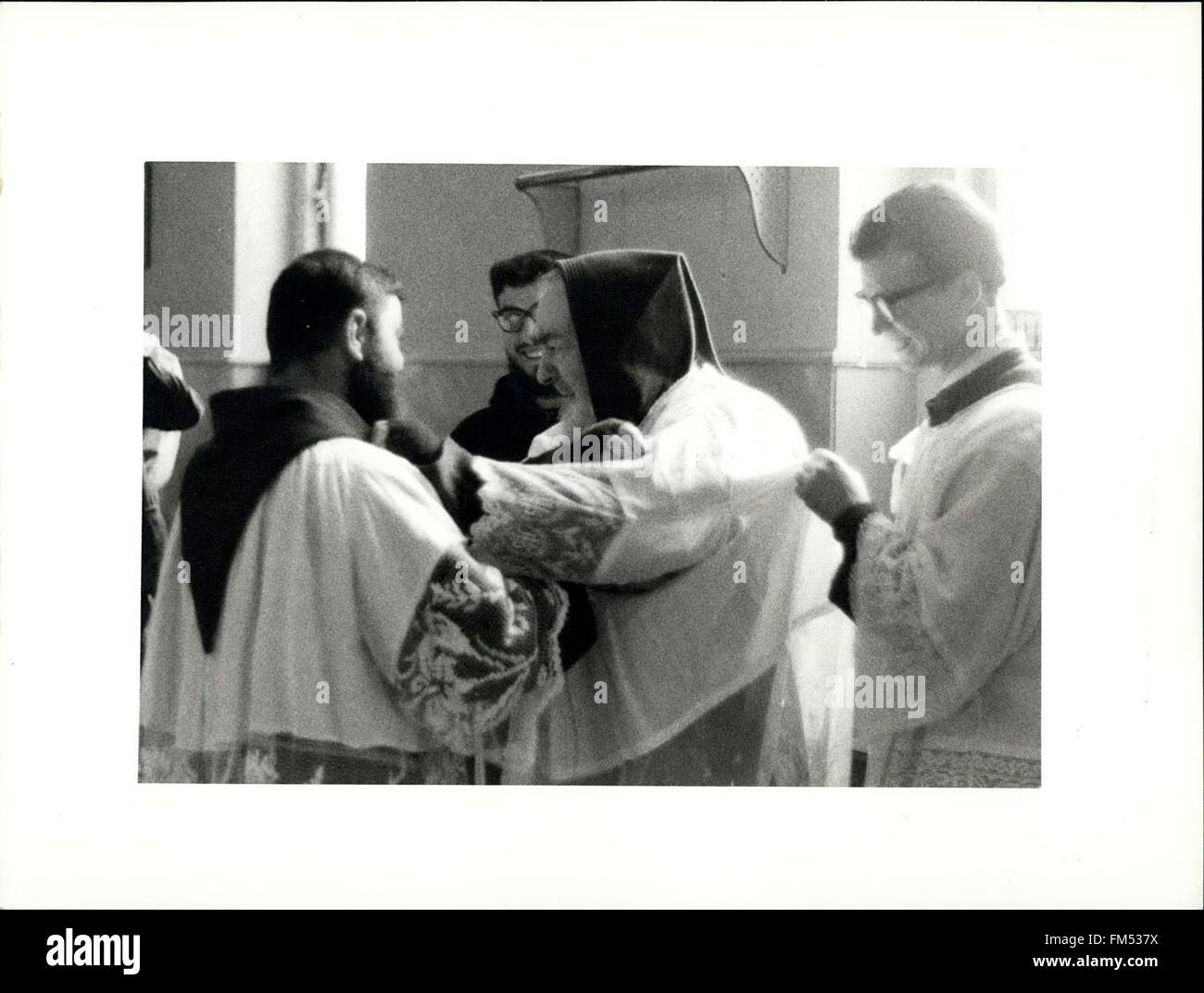1968 - San Giovanni Rotondo - Padre Pio da Pietrelcina der berühmte Mönch "Stigmata" erhalten haben, in ein paar Bilder, aufgenommen in San Giovanni Rotondo das Land im Süden Italiens, wo er lebt und wo er ein religiöses Zentrum bekannt auf der ganzen Welt geschaffen hat. Ist dieser Tage die Nachricht, dass ein '' White Book'' geschrieben von seinen Anhängern auf dem ONU Urteil vorgelegt wird. Pardre PIO erhielt gestern den Besuch der italienischen Meisterschaft-Fuß-Ball-Team International © Keystone Bilder USA/ZUMAPRESS.com/Alamy Live-Nachrichten Stockfoto