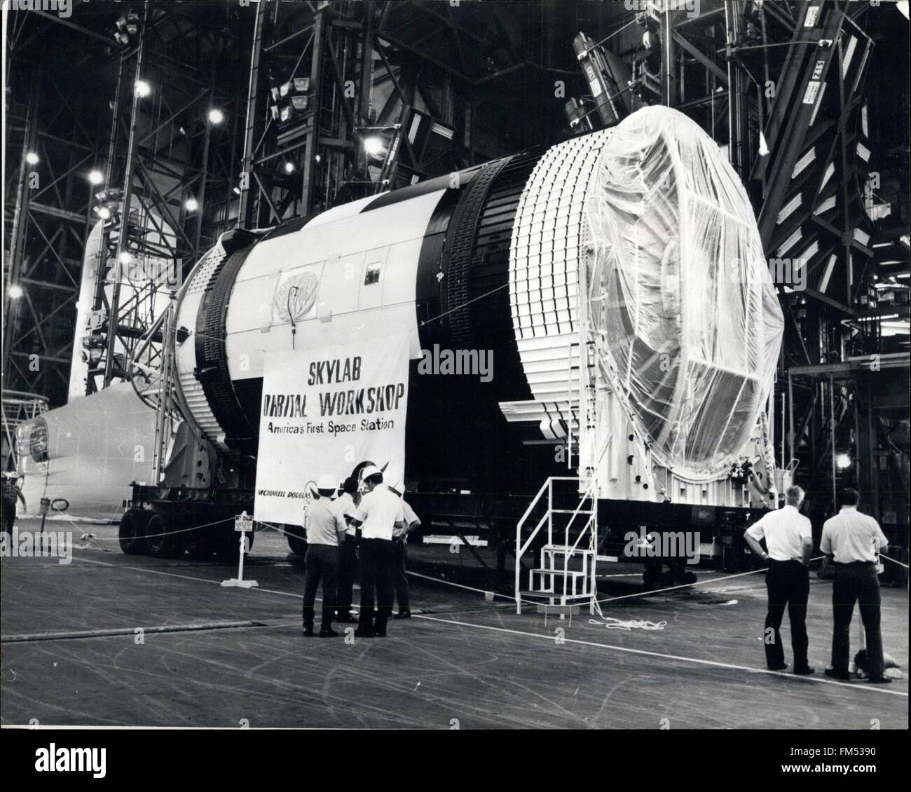 1973 - Skylab Orbital Workshop: The Skylab Orbital Workshop zeigt sich in der Vertical Assembly Building am TheKennedy Space Centre, Fla, bereit für Inspectionbefore mit der Saturn-V-Trägerrakete gedeckt werden. Die Orbital Workshop verfügt über einen Wohn- und Arbeitsbereich 316,5 Kubikmeter und wird während der Mission Skylab 1 umkreist werden, bilden der Kern des Clusters Skylab ein Borad Spektrum an experimentellen Investigationsand durchführen wird zu einem besseren Verständnis der Anforderungen und ein besseres Verständnis der Anforderungen für eine dauerhafte künstliche Plattform im Raum. Der workshop Stockfoto