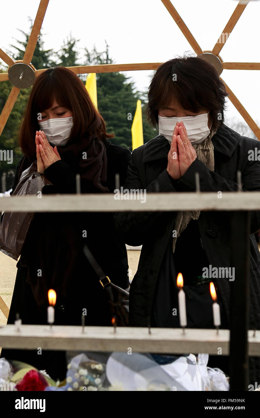 Tokio, Japan. 11. März 2016. Tokio, Japan. 11. März 2016. Die Menschen beten anlässlich des fünften Jahrestages der Great East Japan Erdbeben und Tsunami-Katastrophe in den Frieden auf Erden Gedenkfeier im Hibiya-Park am 11. März 2016, Tokio, Japan. Fast 19.000 Menschen starben durch das Erdbeben der Stärke 9,0 und der nachfolgende Tsunami, die Nordostküste Japans vor 5 Jahren getroffen. Fünf Jahre nach dem Ereignis sind einige 174.000 Überlebende noch in Notunterkünften. © Aflo Co. Ltd./Alamy Live-Nachrichten Stockfoto