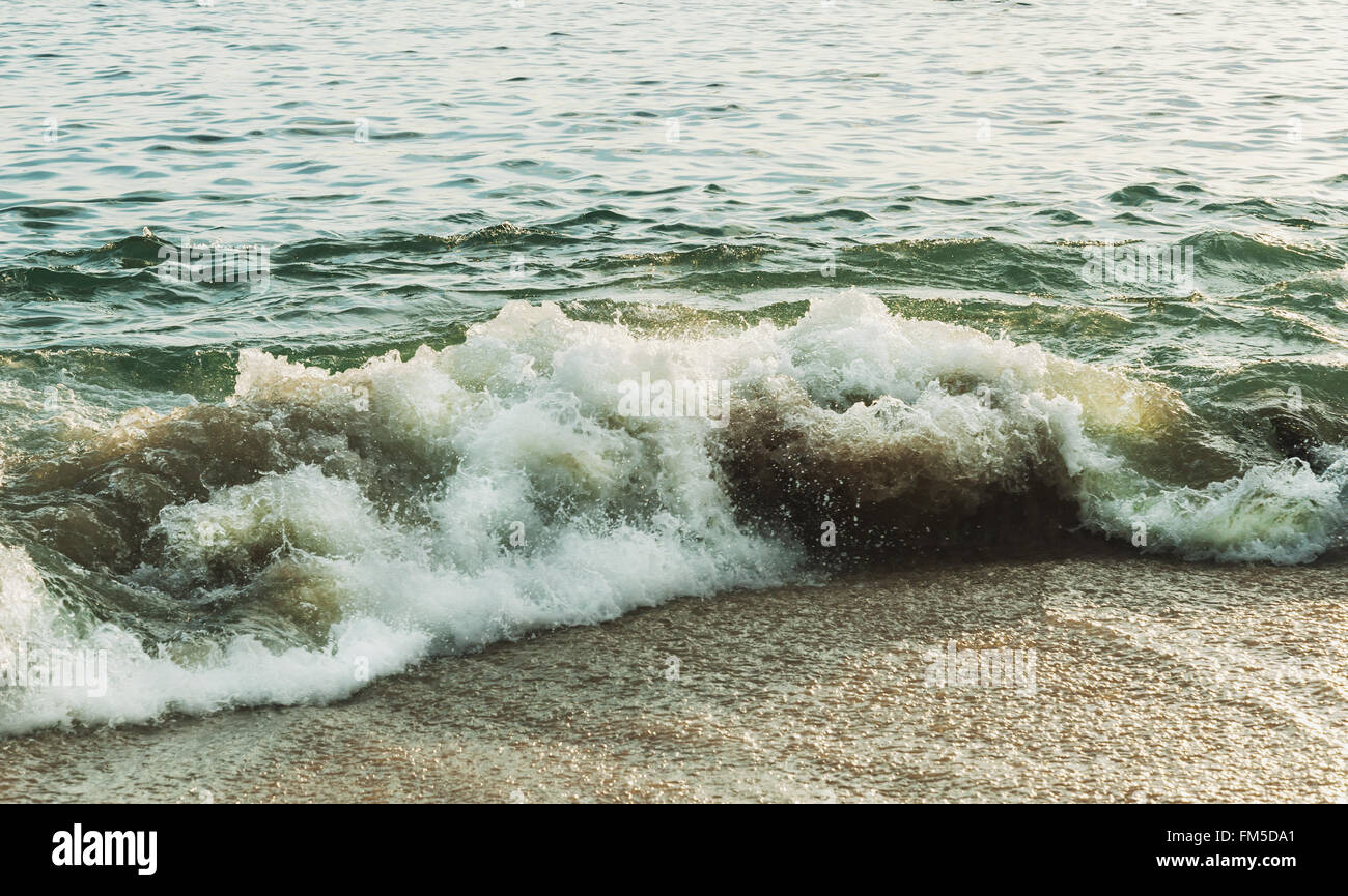 Beschaffenheit des Wassers mit Strand im Abendlicht Stockfoto