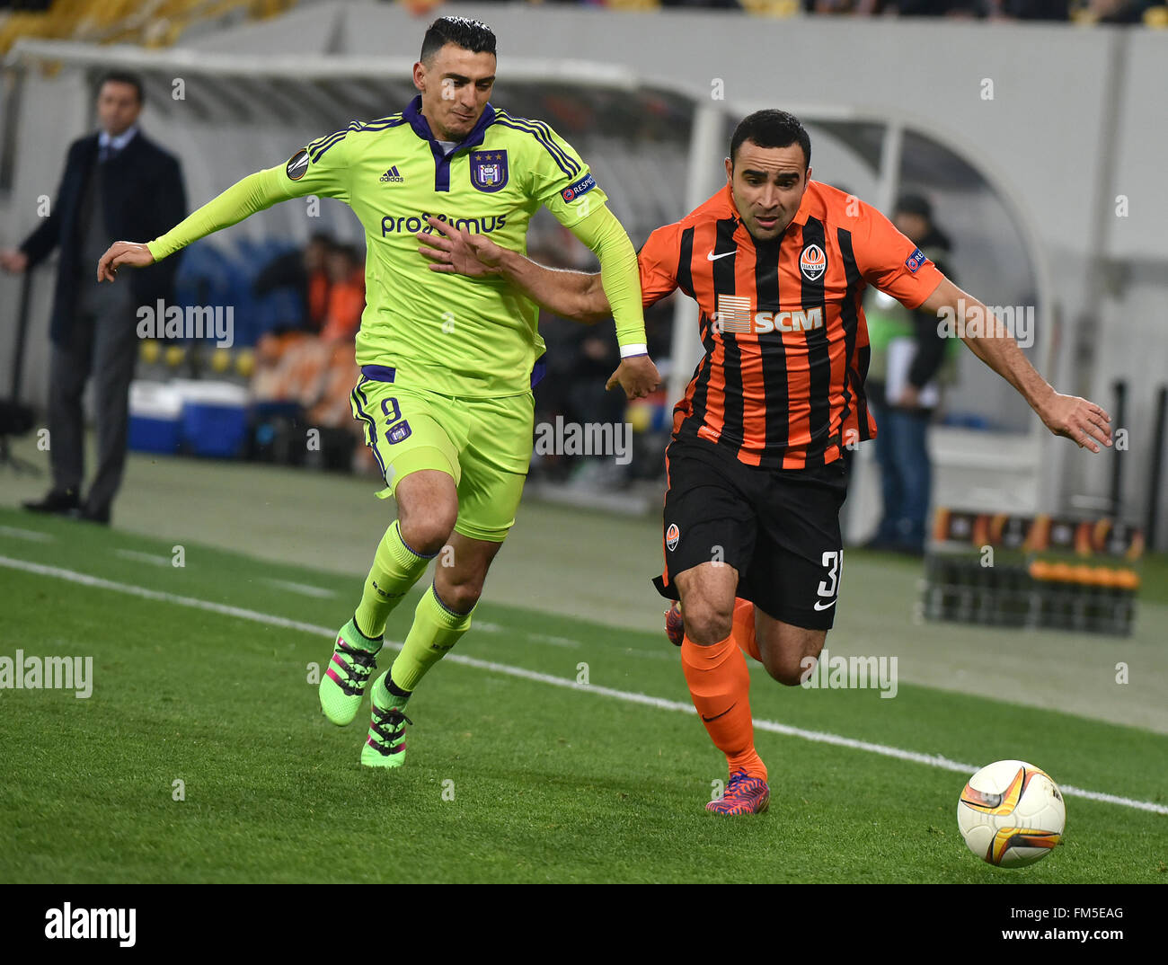 Lviv, Ukraine. 10. März 2016. Matias Suarez (L) von Anderlecht wetteifert um den Ball mit Ismaily (R) von Shakhtar während der UEFA Europa League 16, ersten Bein-Fußballspiel zwischen Shakhtar Donetsk und Anderlecht in der Arena Lviv-Stadion in Lemberg, Ukraine, 10. März 2016. Bildnachweis: Mykola Tys/Alamy Live-Nachrichten Stockfoto