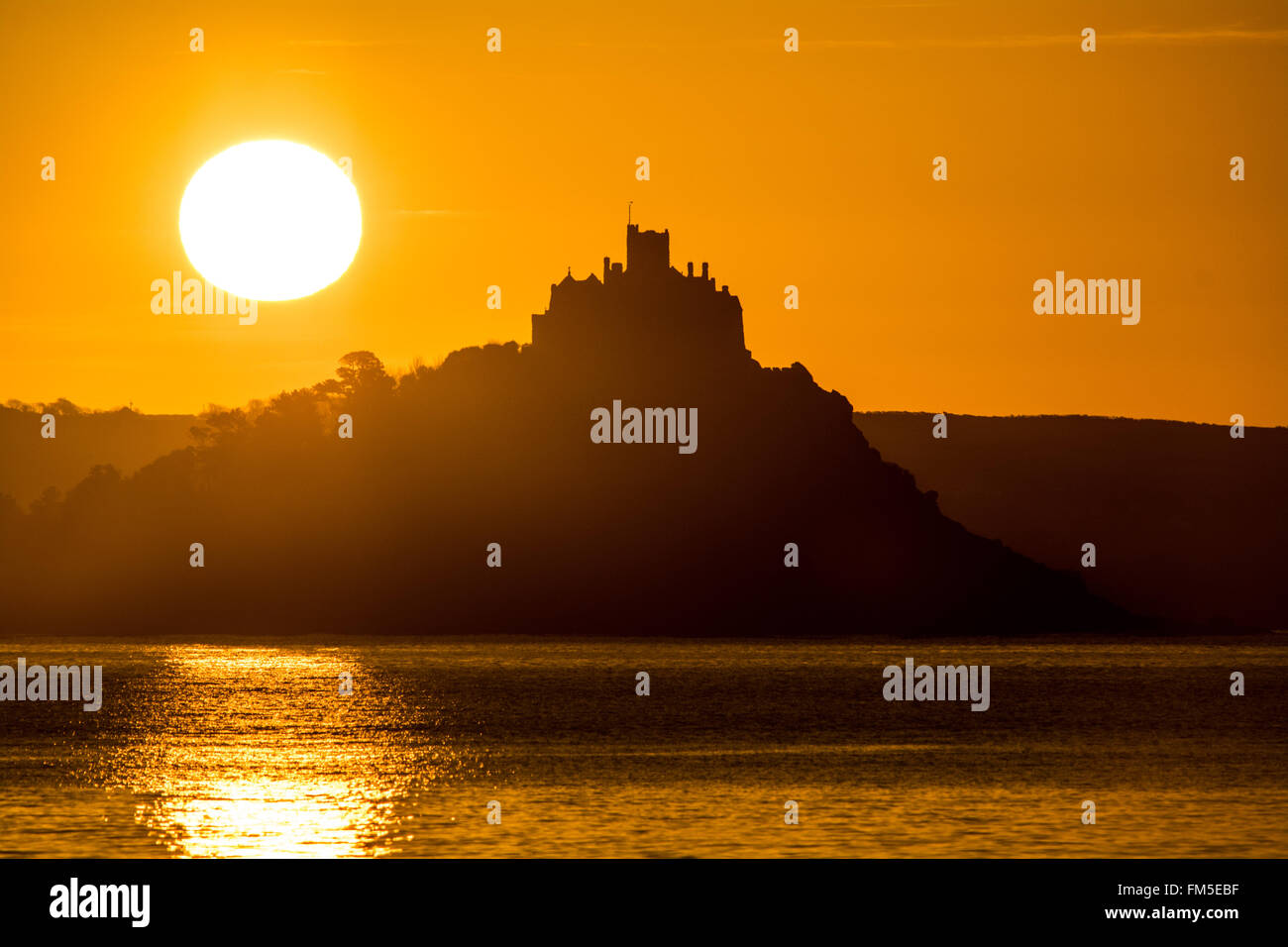 Penzance, Cornwall, UK. 11. März 2016. Großbritannien Wetter. Sonnenaufgang in Penzance. Bildnachweis: Simon Maycock/Alamy Live-Nachrichten Stockfoto