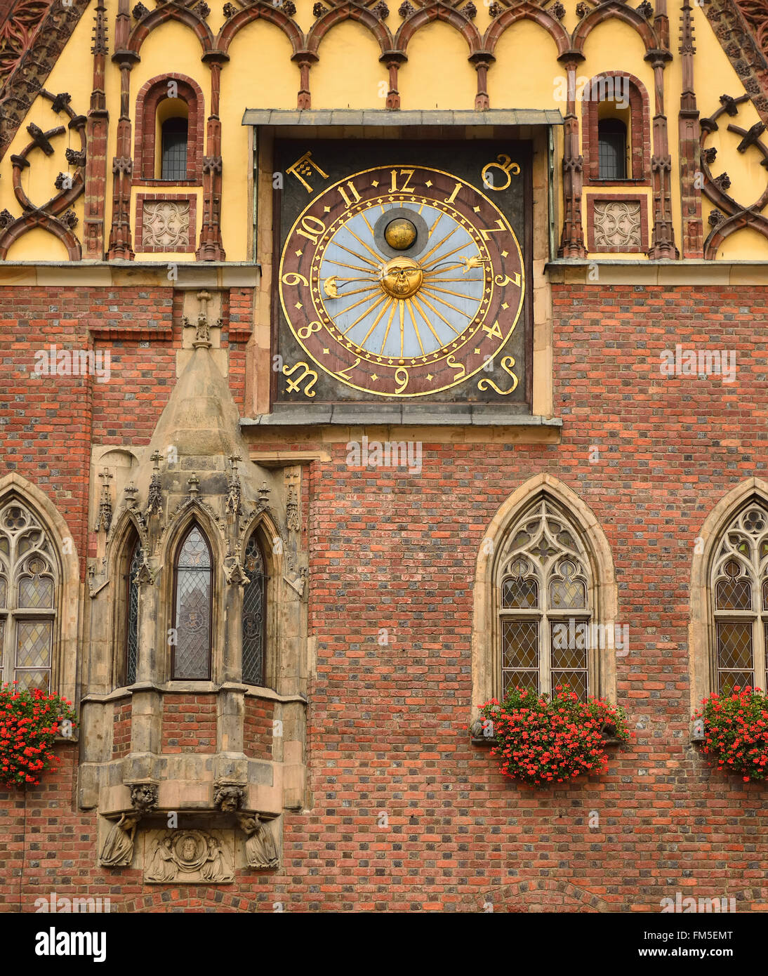 Alte Uhr auf der Fassade des Rathauses auf den wichtigsten Squer in Wroclaw, Polen Stockfoto