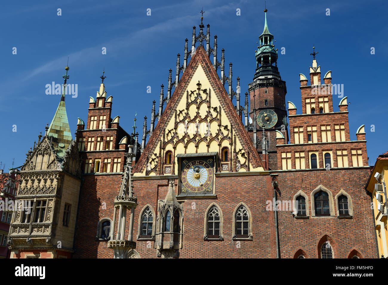 Alte Uhr auf der Fassade des Rathauses auf dem Hauptplatz in Wroclaw, Polen Stockfoto