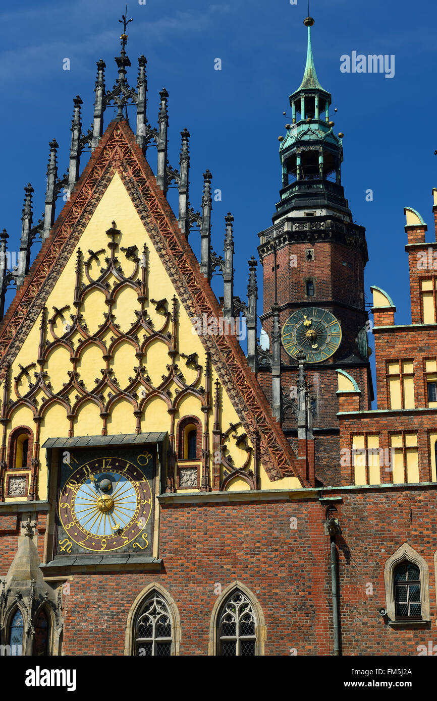 Alte Uhr auf der Fassade des Rathauses auf dem Hauptplatz in Wroclaw, Polen Stockfoto