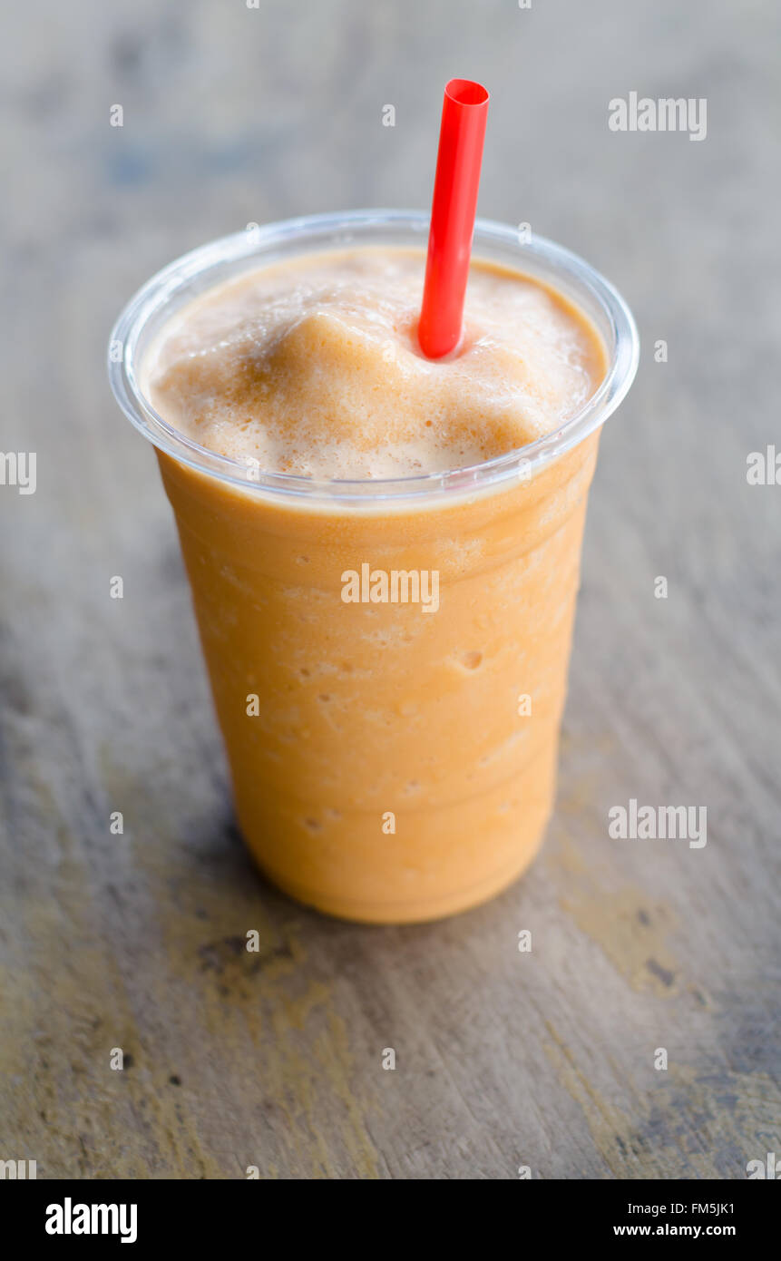 Rot-Eistee auf Holztisch Stockfoto