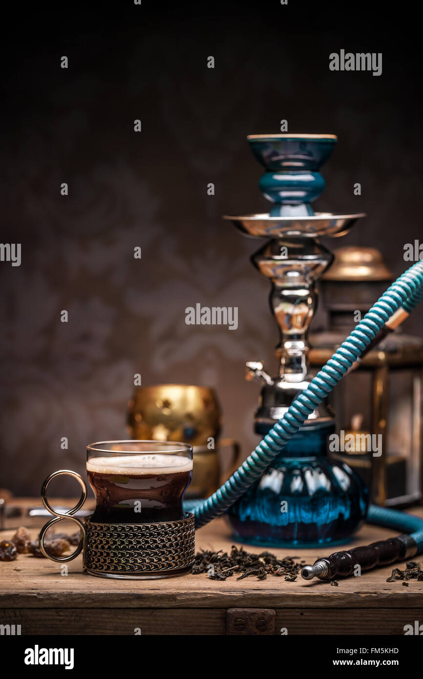 Tasse türkischen Tee und Wasserpfeife im traditionellen Stil serviert Stockfoto