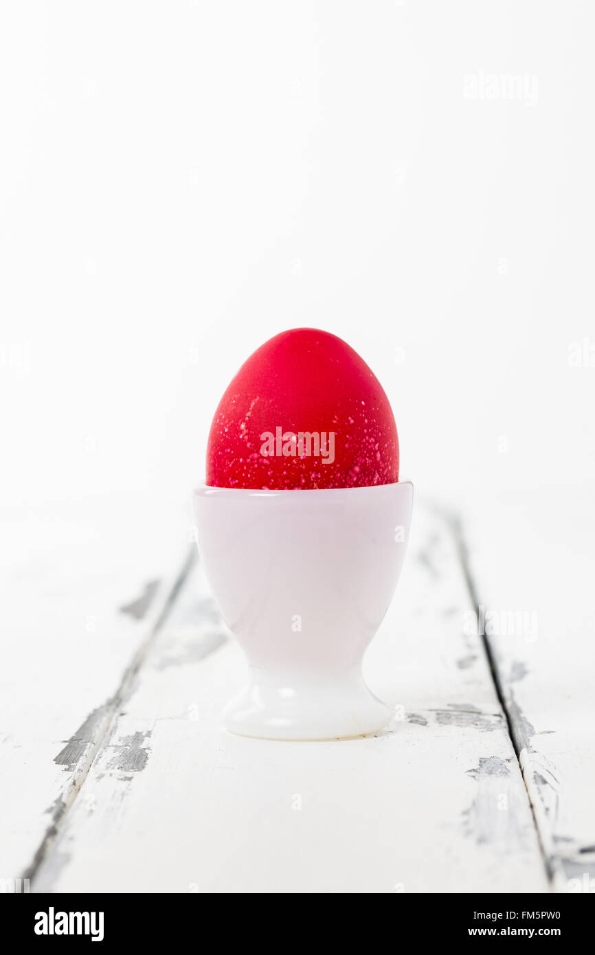 rot lackierte gekochtes Ei Stockfoto
