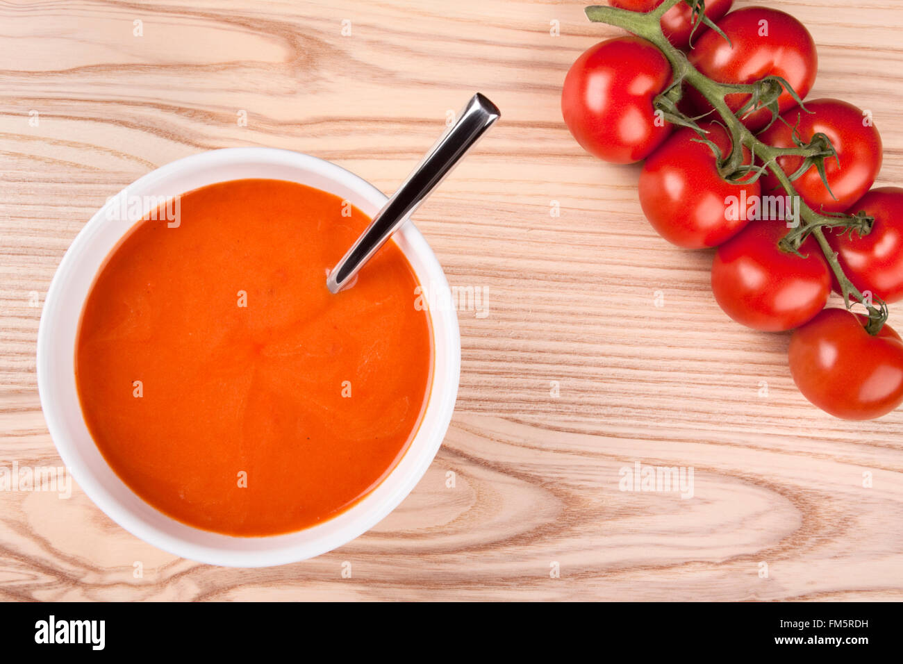 Draufsicht auf eine Schüssel mit Tomatensuppe. Stockfoto