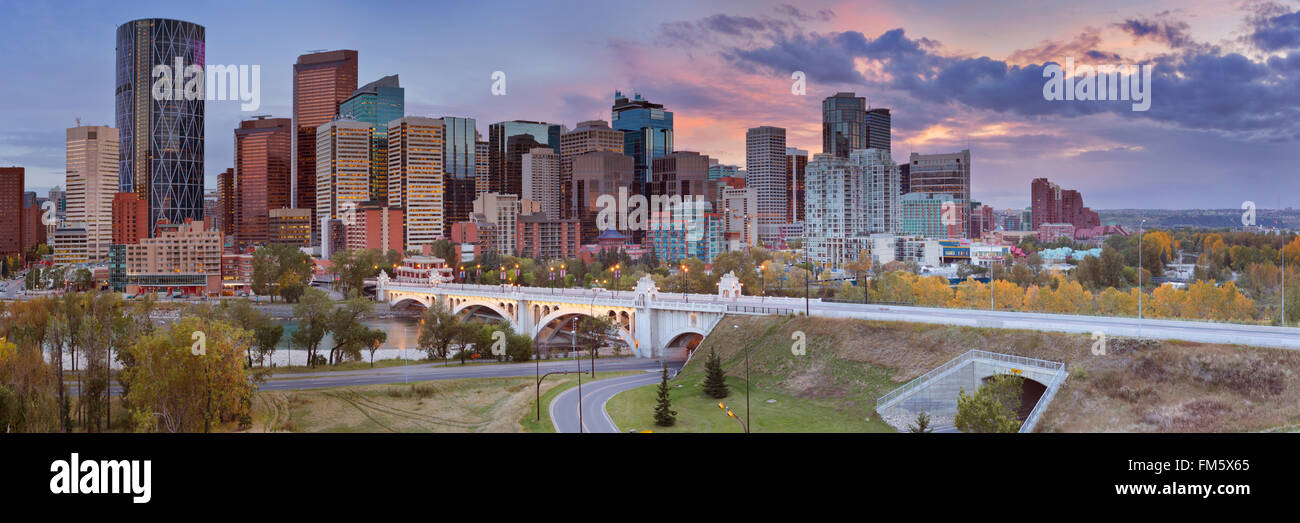 Die Skyline der Innenstadt von Calgary, Alberta, Kanada, fotografiert bei Sonnenuntergang. Stockfoto