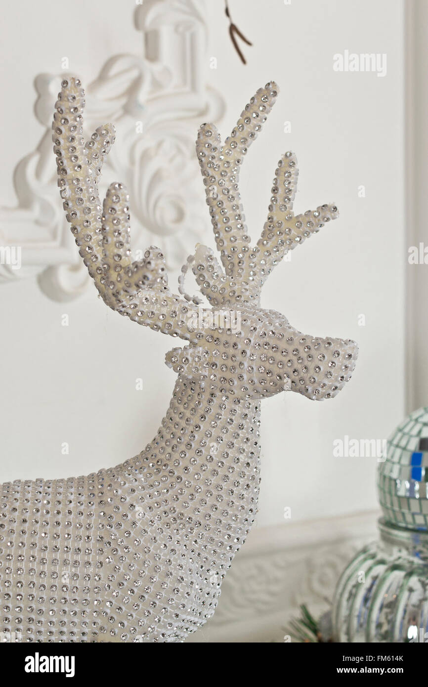 Studio Innenräume in Weihnachtsstil und leuchtenden Farben. Dekorative Rentiere im Weihnachtsschmuck Stockfoto