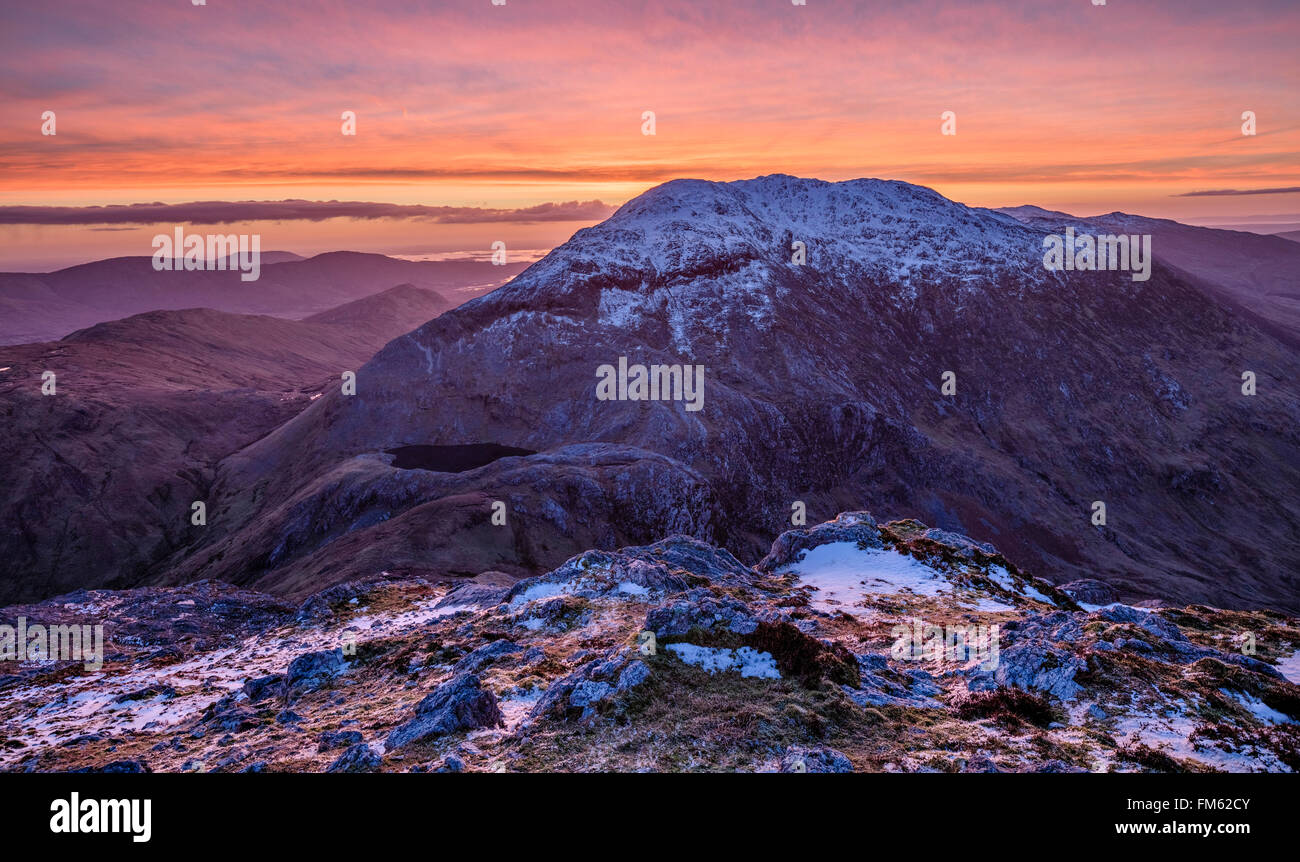 Winter-Morgendämmerung über Barrslievenaroy, Maumturk Mountains, Connemara, County Galway, Irland. Stockfoto