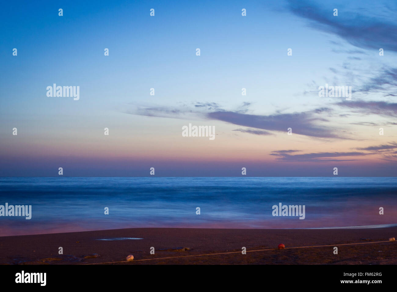 KEMER, Türkei - Mai 2013: Kann abends am Schwarzen Meer warm. Sonnenuntergang am Meer in der Türkei, Kemer Stockfoto