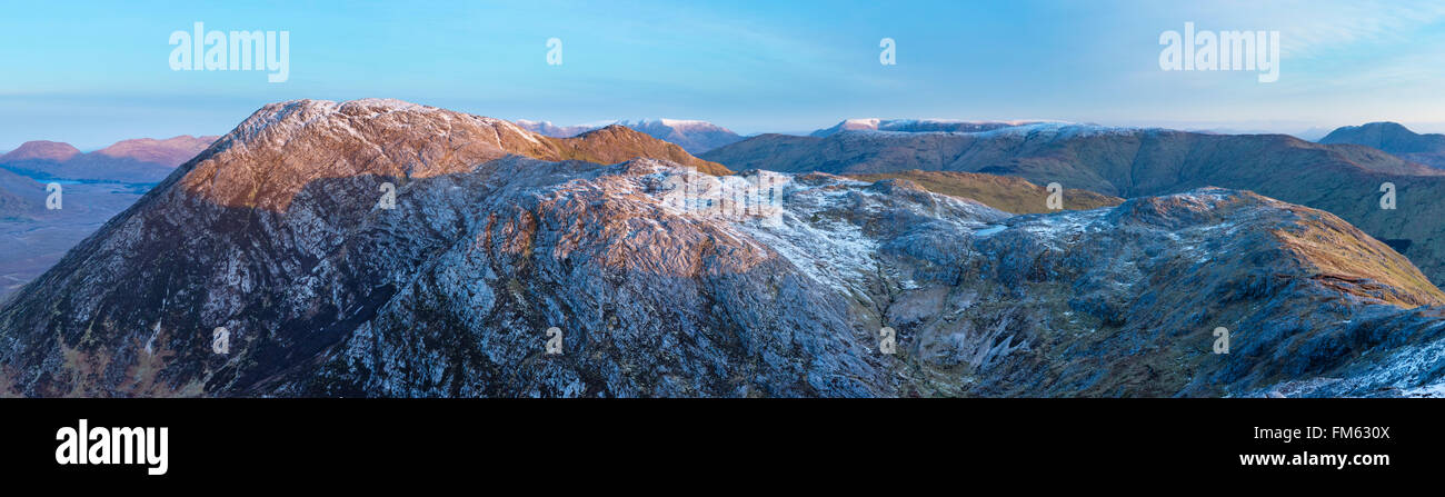 Winter-Morgendämmerung über Letterbreckaun, Maumturk Mountains, Connemara, County Galway, Irland. Stockfoto