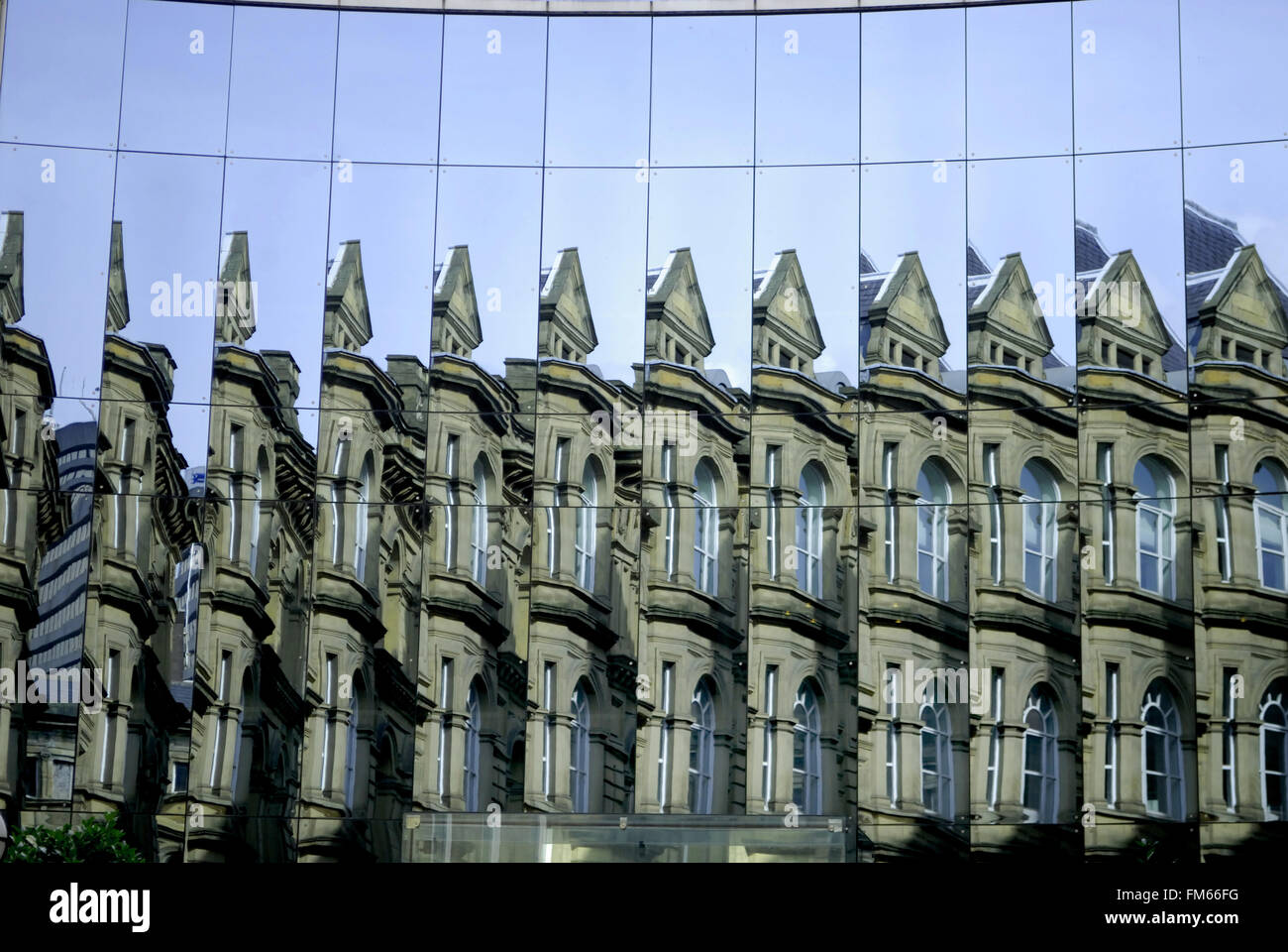Alter Architektur spiegelt sich in neue, Leeds, West Yorkshire, Großbritannien Stockfoto
