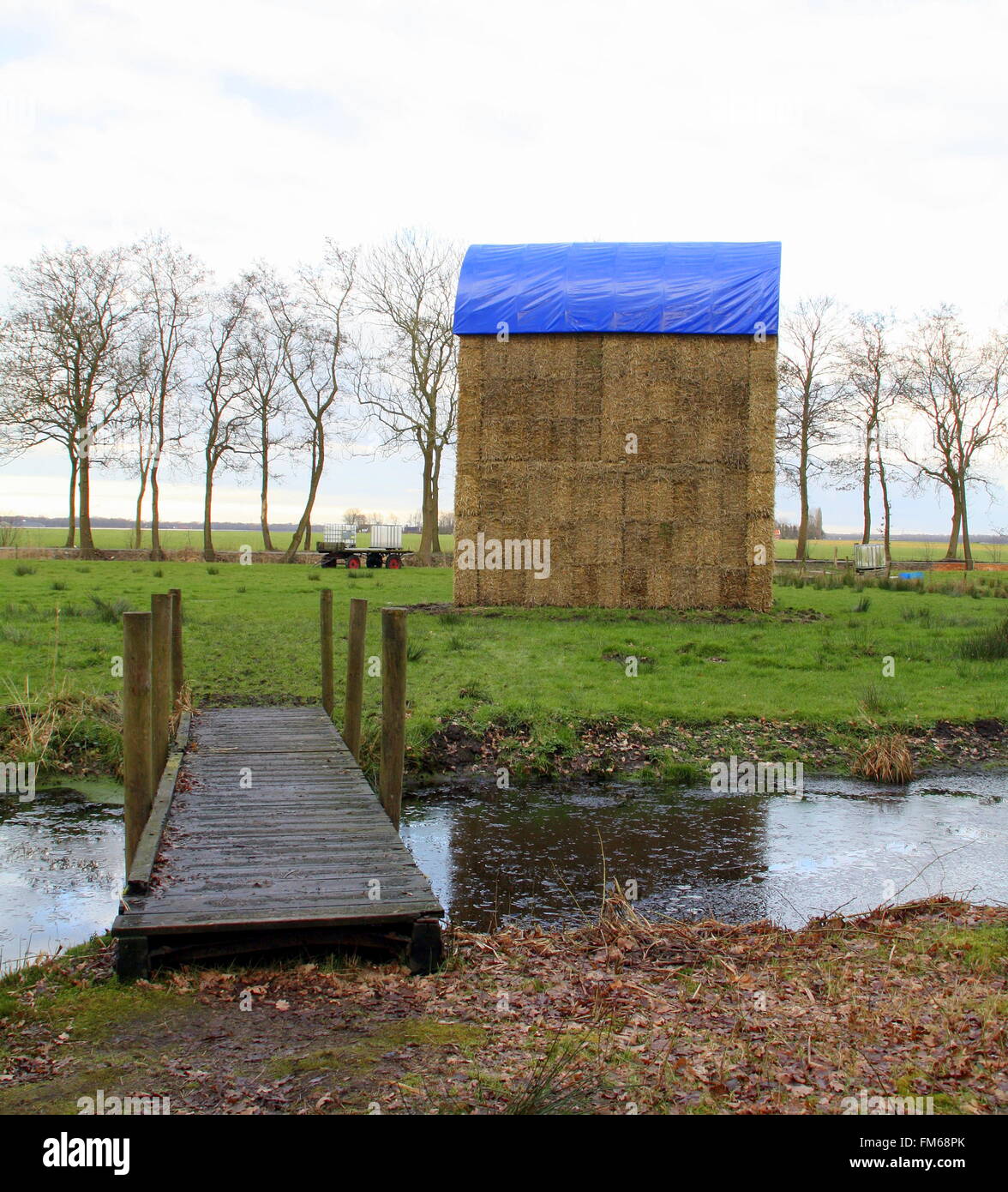 Ballen Heu und Holzbrücke auf einer Weide Stockfoto