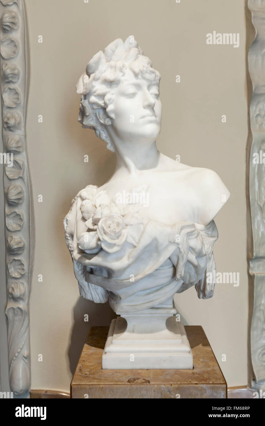 Eine Büste einer Frau in das Innere des La Pedrera oder Casa Mila. Entworfen von Josep Maria Subirachs. Stockfoto