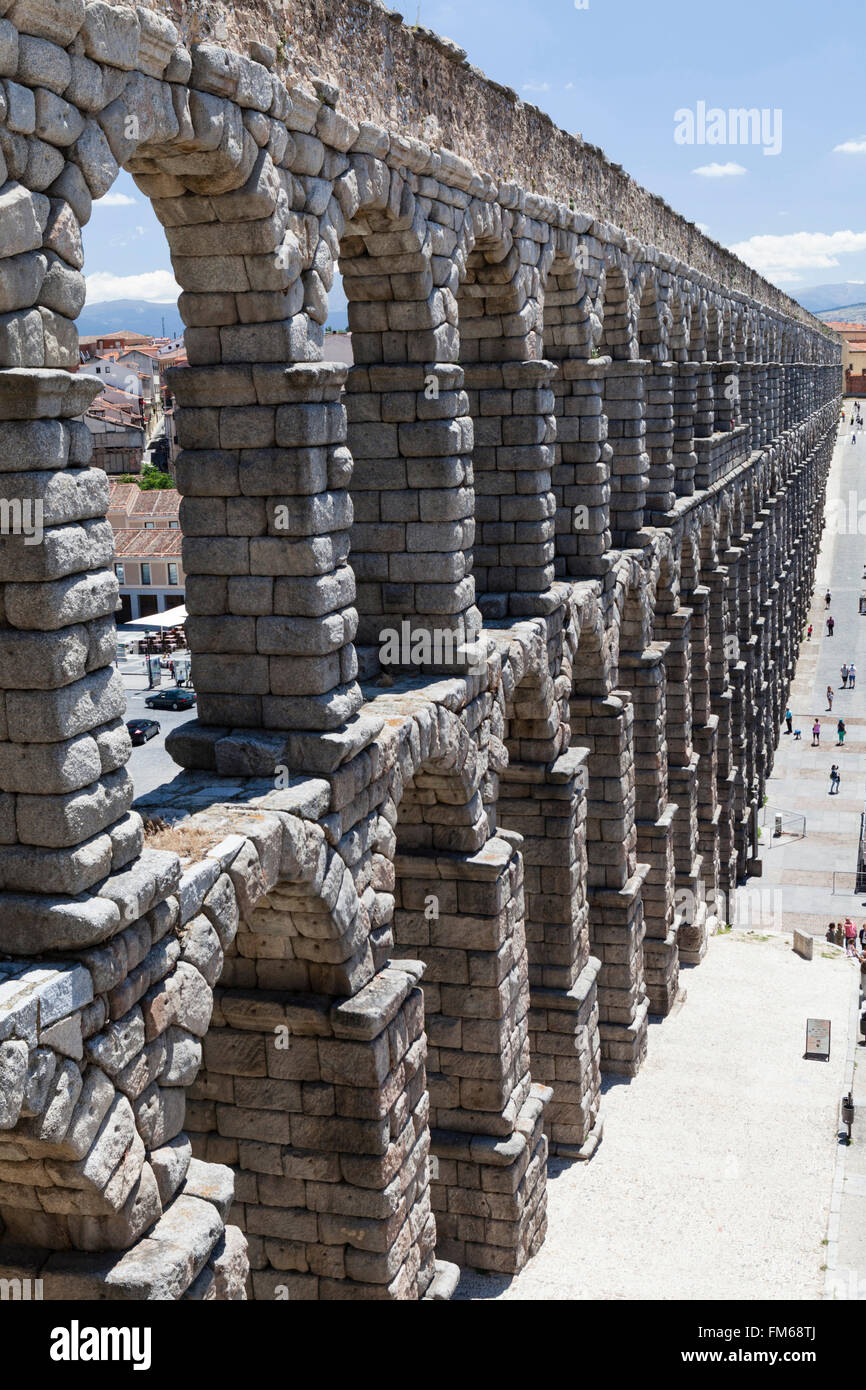 Ein Blick entlang der Länge der Roman Aqueduct von Segovia, Spanien, mit einer engen oben auf einen der steinernen Bögen. Stockfoto
