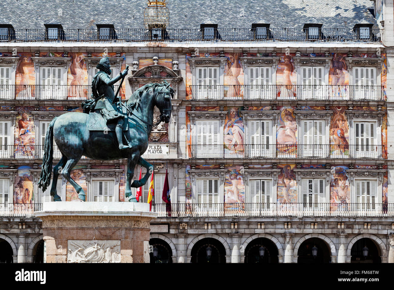 Ein Blick auf ein Reiterstandbild von König Felipe Lll mit bemalten Fassaden der Casa De La Panaderia im Hintergrund, Plaza Mayor in Madrid, Spanien. Stockfoto
