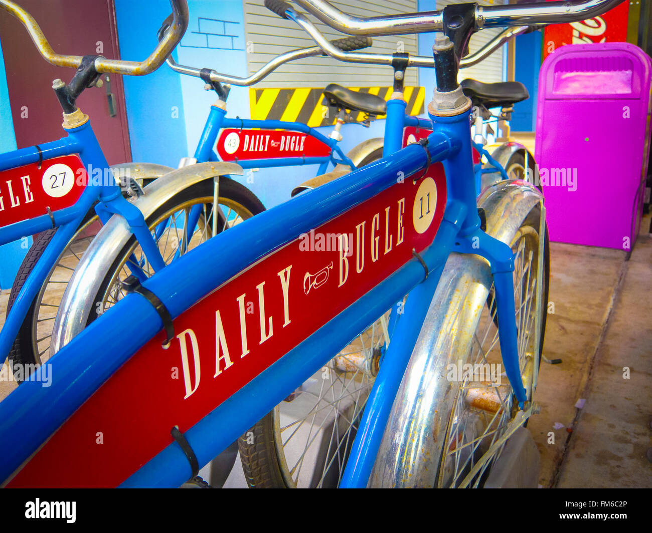Fahrräder an den Daily Bugle, Arbeitsplatz von Peter Parker alias Spiderman Stockfoto
