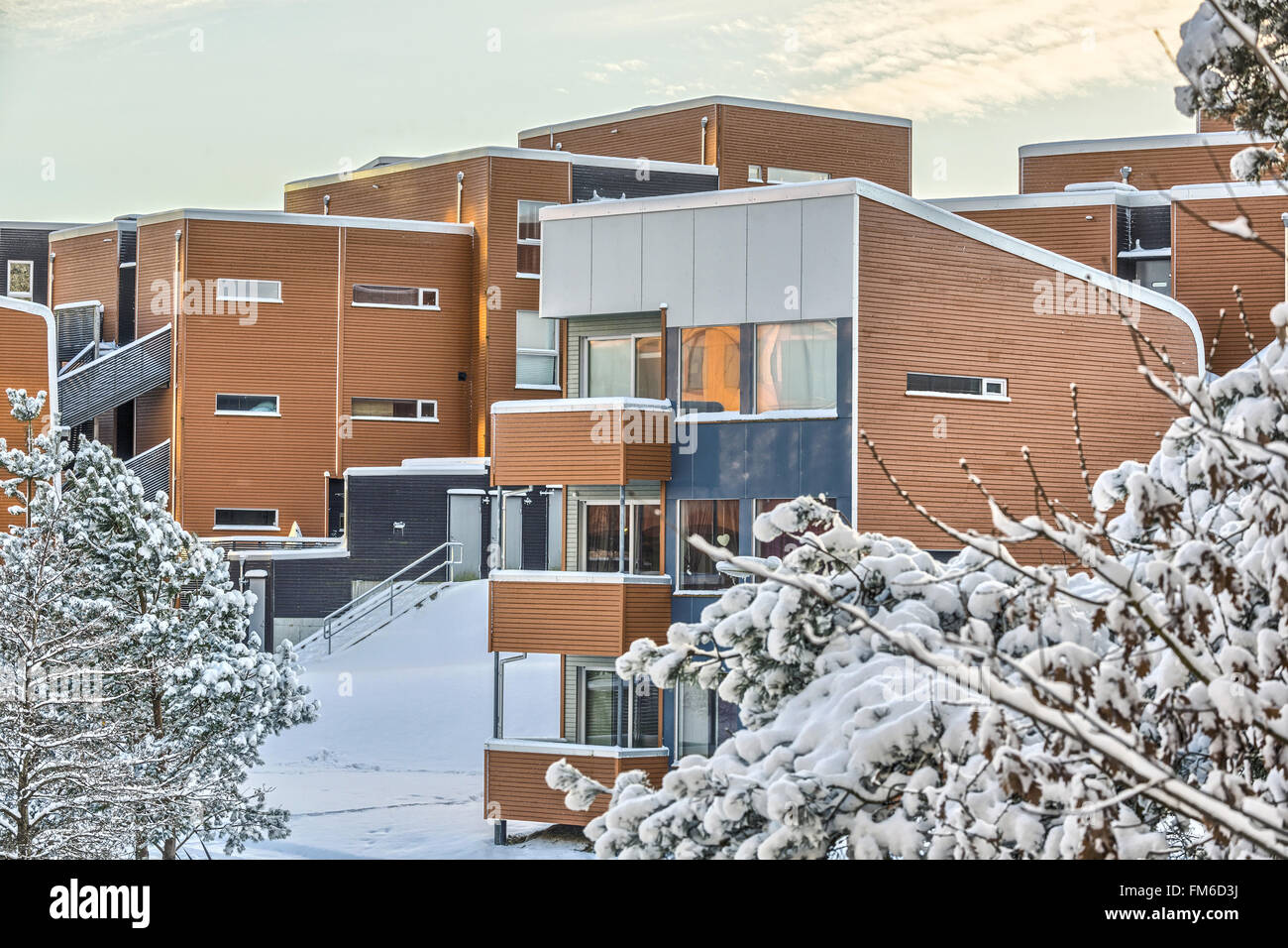 Eine Außenansicht des flaches Wohnungsbau in Sandes. Mit Schnee auf dem Boden. Stockfoto