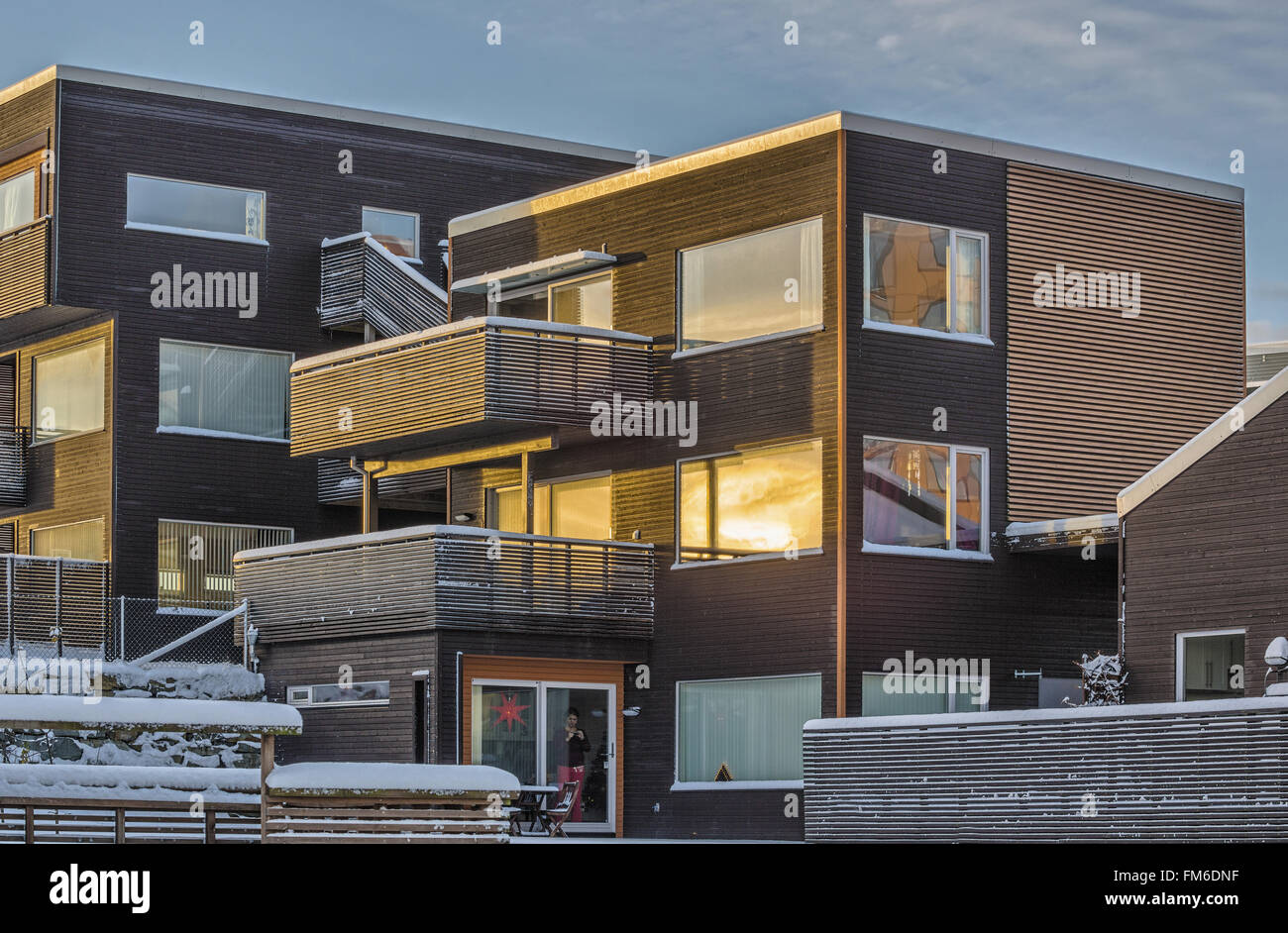 Eine Außenansicht des flaches Wohnungsbau in Sandes. Mit Schnee auf dem Boden. Stockfoto