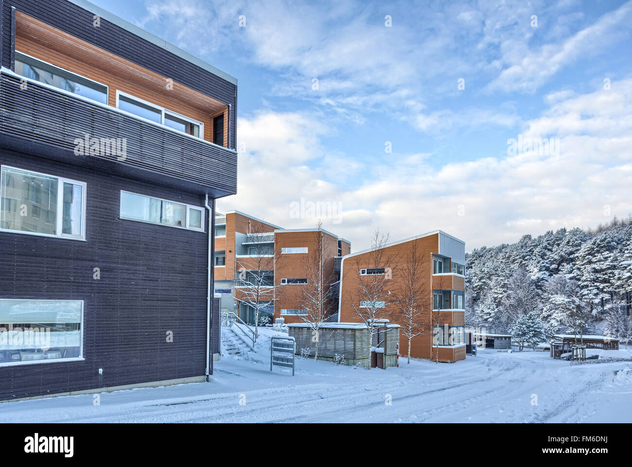 Eine Außenansicht des flaches Wohnungsbau in Sandes. Mit Schnee auf dem Boden. Stockfoto