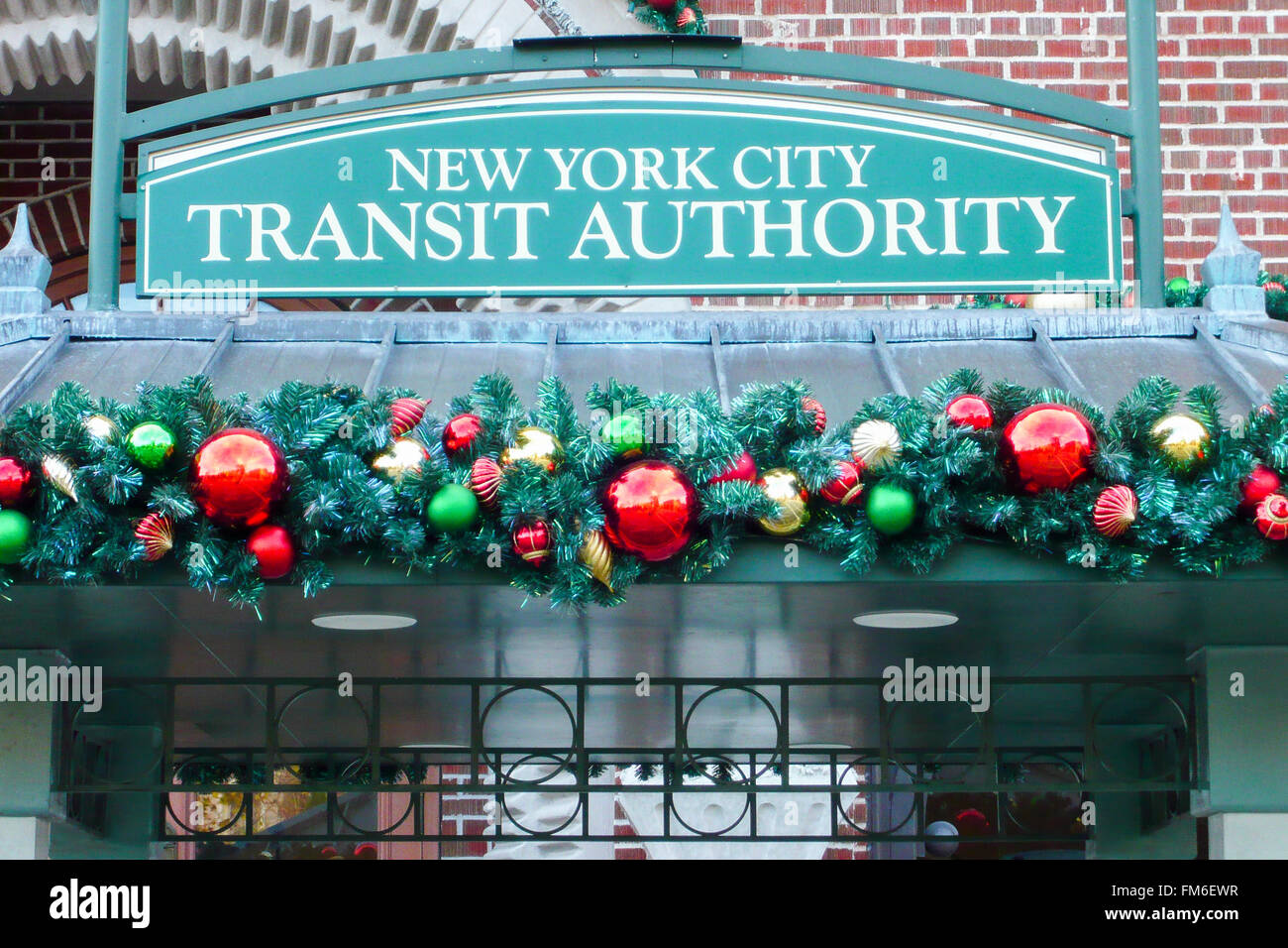 Eingangsschild mit der Aufschrift "New York City Transit Authority" mit Weihnachtsschmuck. Stockfoto