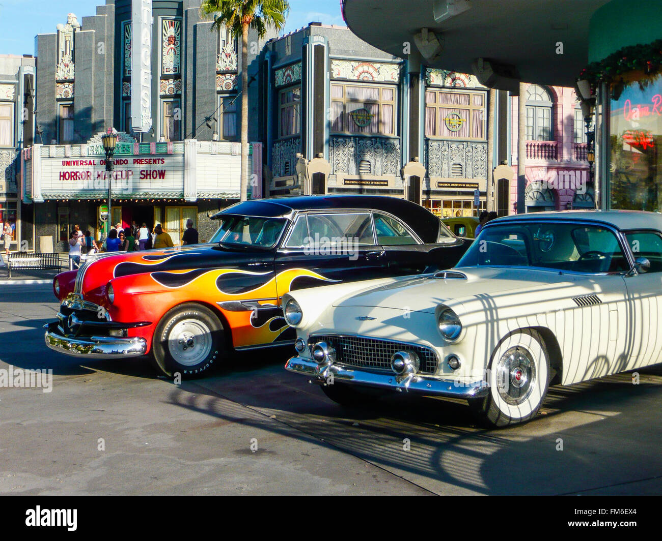 Zwei alte amerikanische Autos aus den 50er Jahren außerhalb ein Theater. Stockfoto
