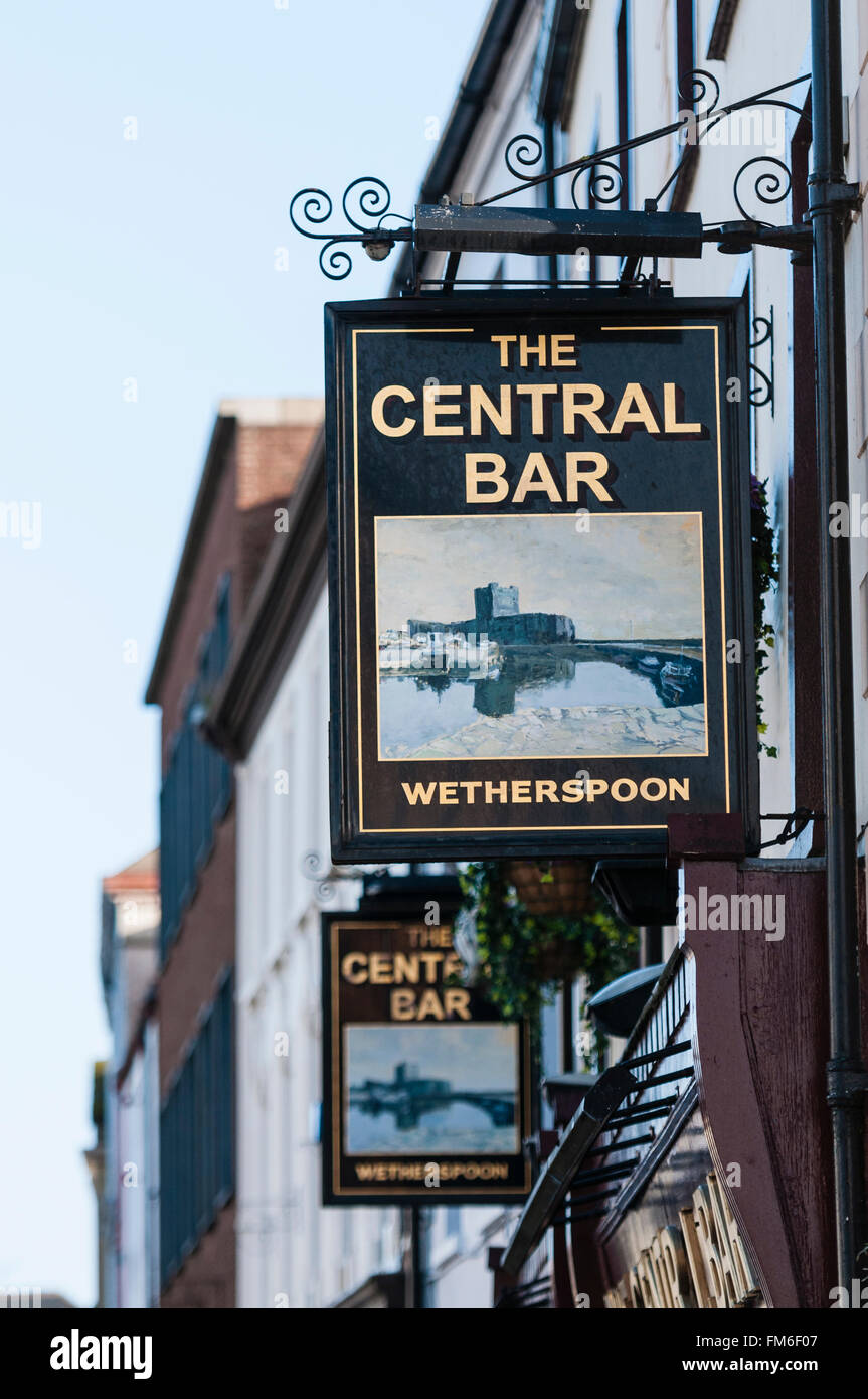 Central Bar, Carrickfergus, eines mehr als 900 Gasthaus Bars im Vereinigten Königreich. Stockfoto