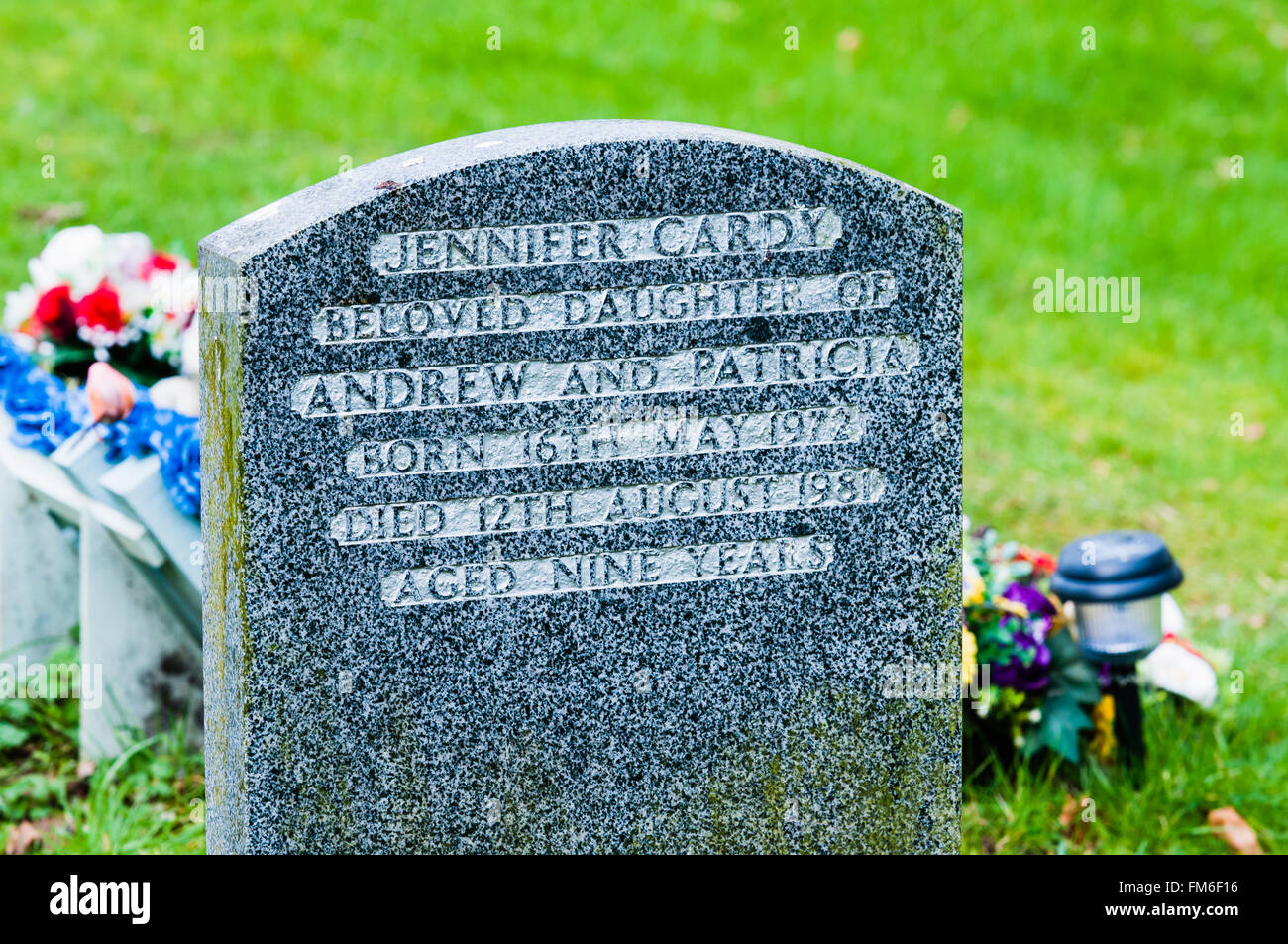 Grabstein von Jennifer Cardy, ein 9 Jahre altes Mädchen von schottischen serielle Kindermörder Robert Black, Nordirland ermordet. Stockfoto