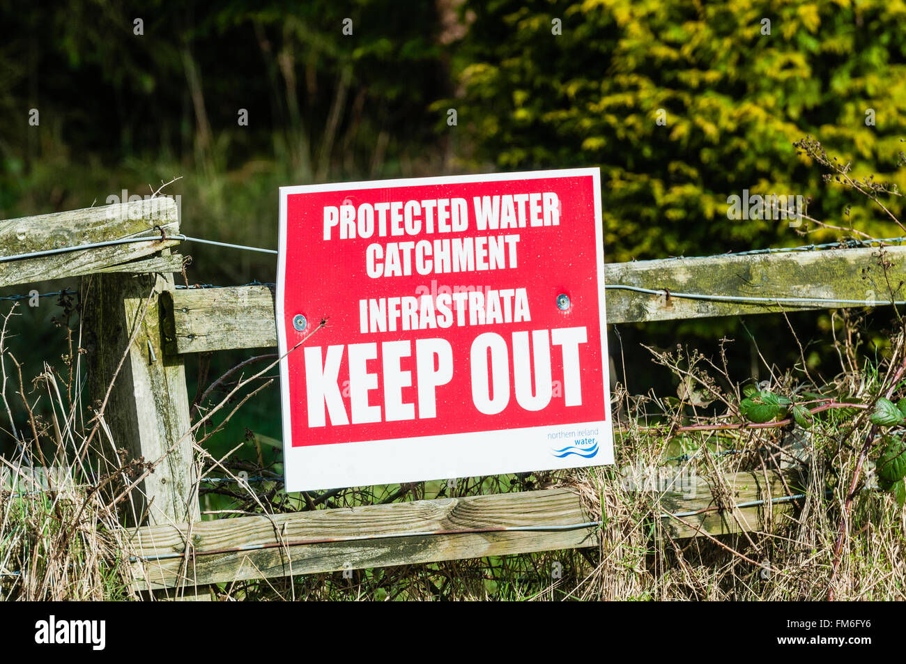 Zeichen von Demonstranten Warnung Infrastrata zu halten aus öffentlichen Flächen errichtet und Wassereinzugsgebiet geschützt. Stockfoto