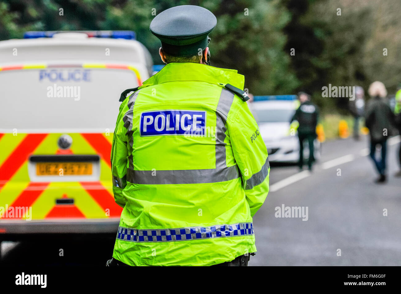 Polizei im Dienst an einer Straße Verkehrsbehinderung Hochsicht Jacke tragen Stockfoto