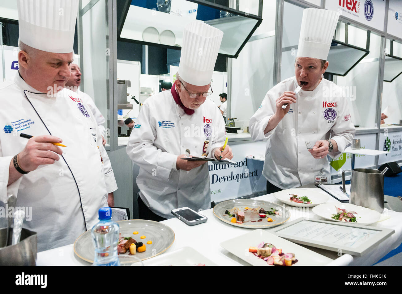 Köche beurteilen Platten von Lebensmitteln während einer internationalen Koch-Wettbewerb Stockfoto