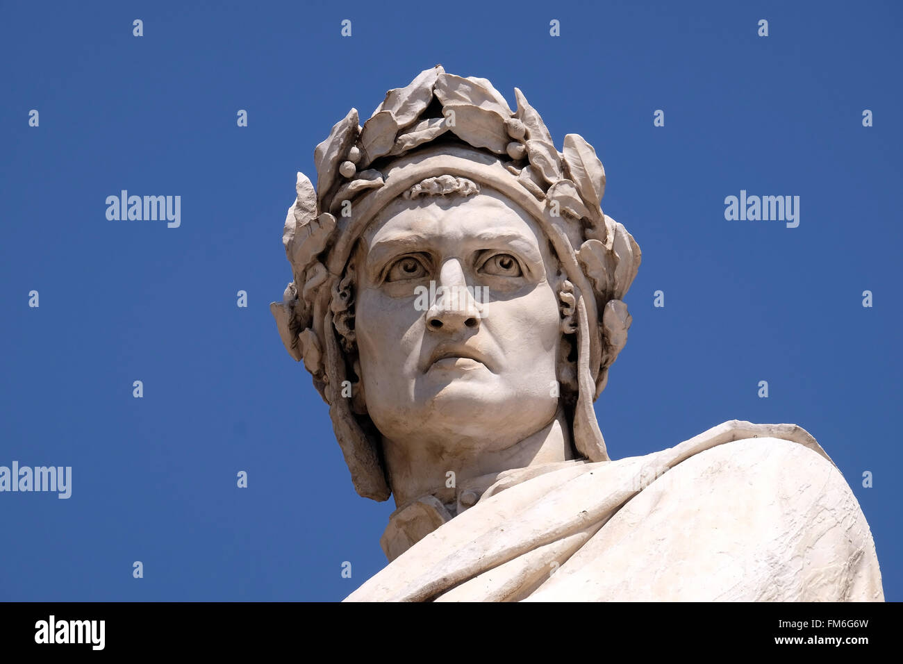 Dante Alighieri-Statue in Piazza Santa Croce in Florenz, Italien, am 5. Juni 2015 Stockfoto