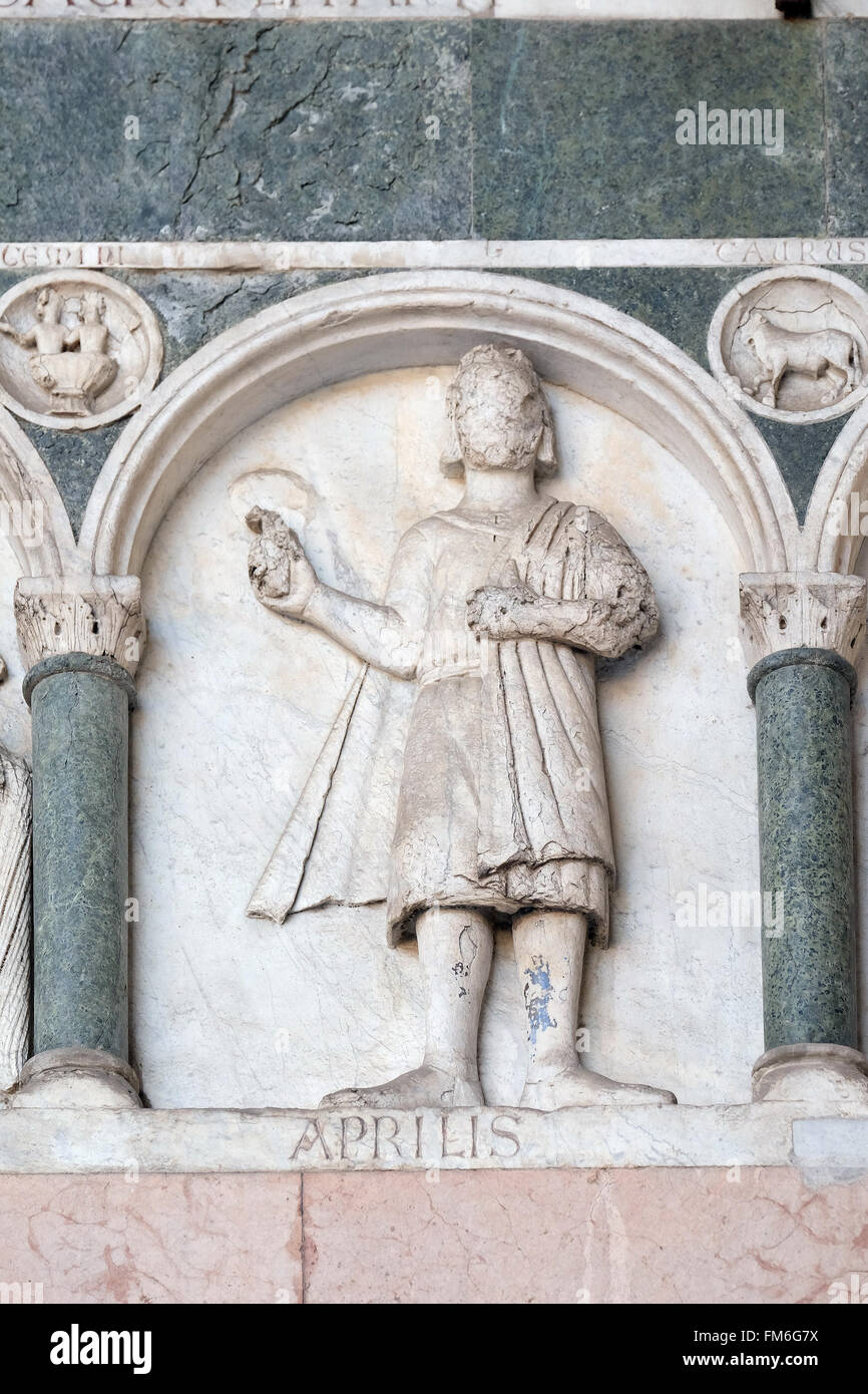 Flachrelief aus der Arbeit der Monate des Jahres, Portal der Kathedrale von St. Martin in Lucca, Italien Stockfoto