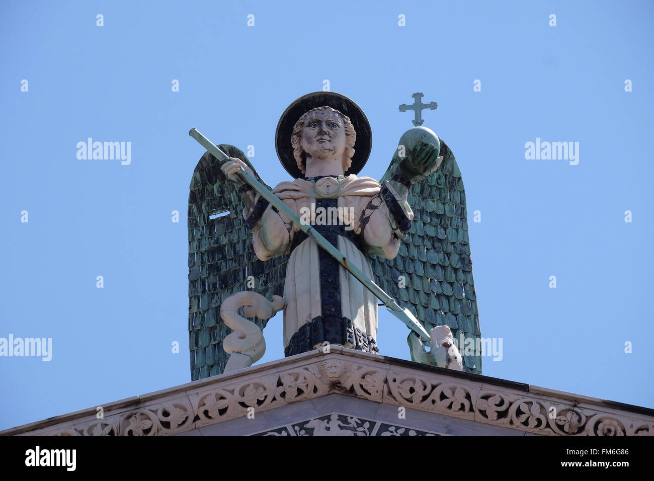 St. Michael auf dem Gipfel des San Michele in Foro Kirche in Lucca, Italien, am 6. Juni 2015 Stockfoto