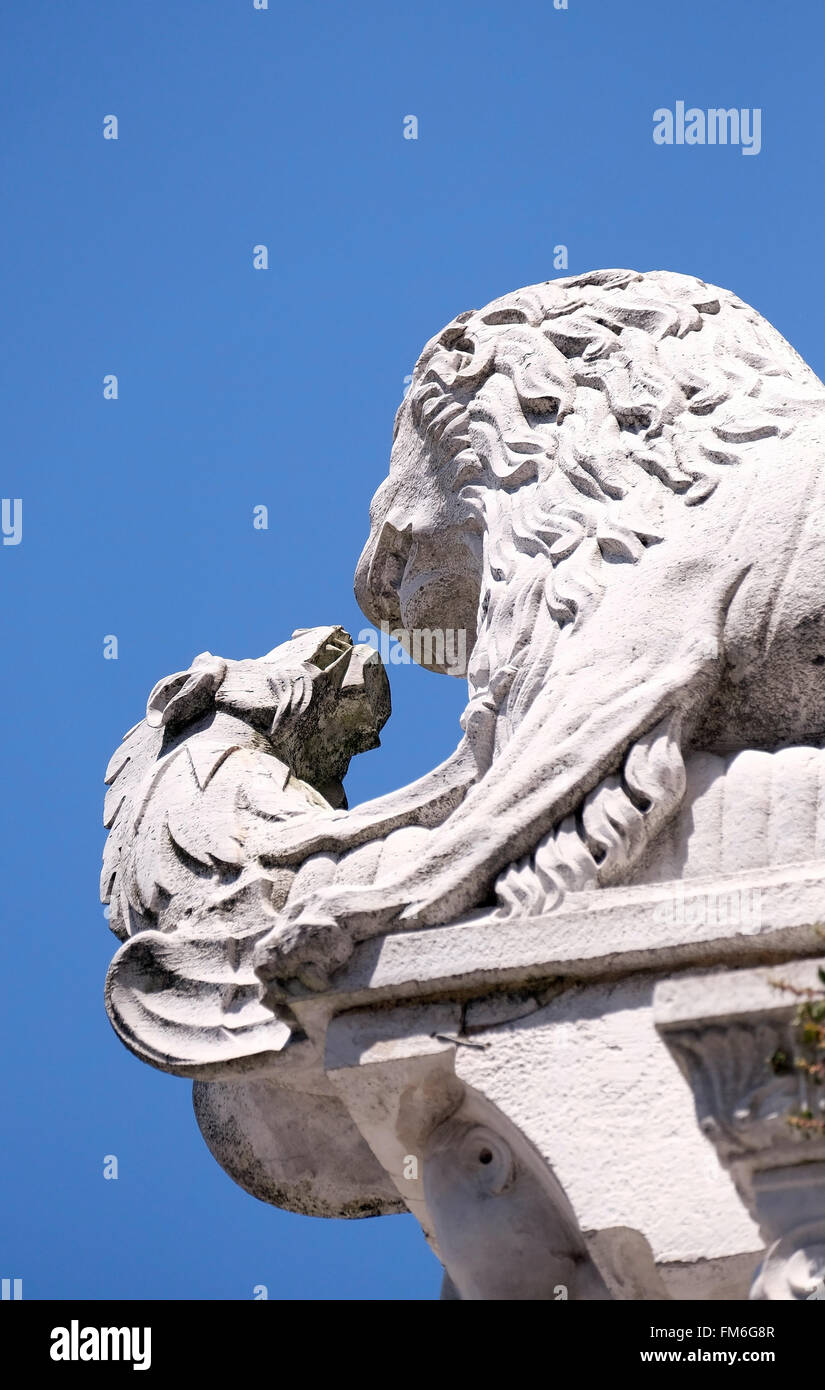 Statue auf dem Portal der Kathedrale von St. Martin in Lucca, Italien, am 6. Juni 2015 Stockfoto