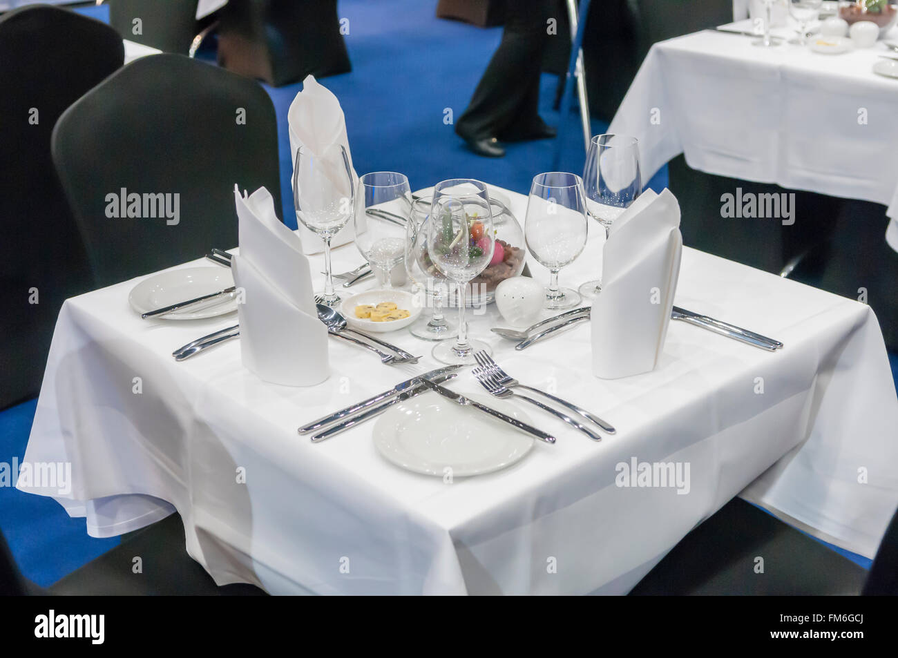 Tisch für drei Personen auf einer Konferenz. Stockfoto