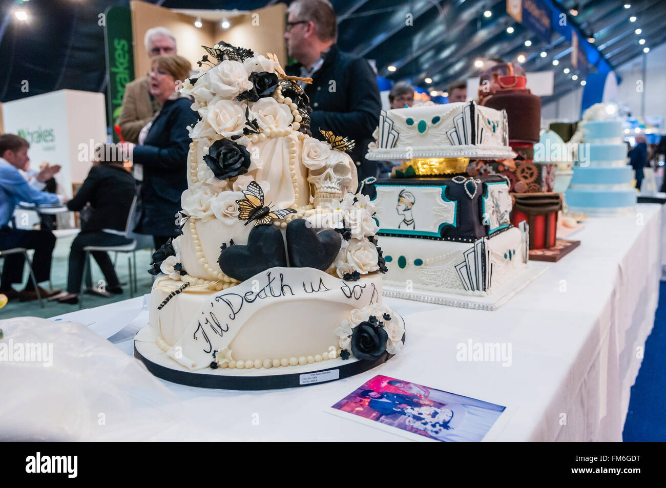 Kuchen-Handwerk Exponate aus einen Wettbewerb auf dem Display an einem catering Konferenz. Stockfoto