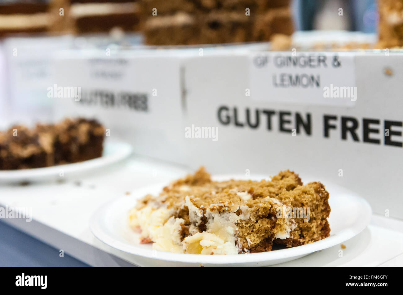 Glutenfreie Kuchen zum Verkauf in einem Up-Markt-Café. Stockfoto