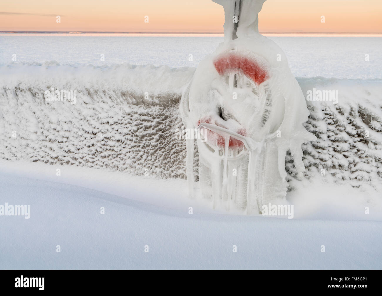 Gefrorenen Leben mit Eiszapfen in einem Hafen buoy ich im Winter von einem gefrorenen Meer. Roslagen, Uppland, Schweden, Scandinavia Stockfoto