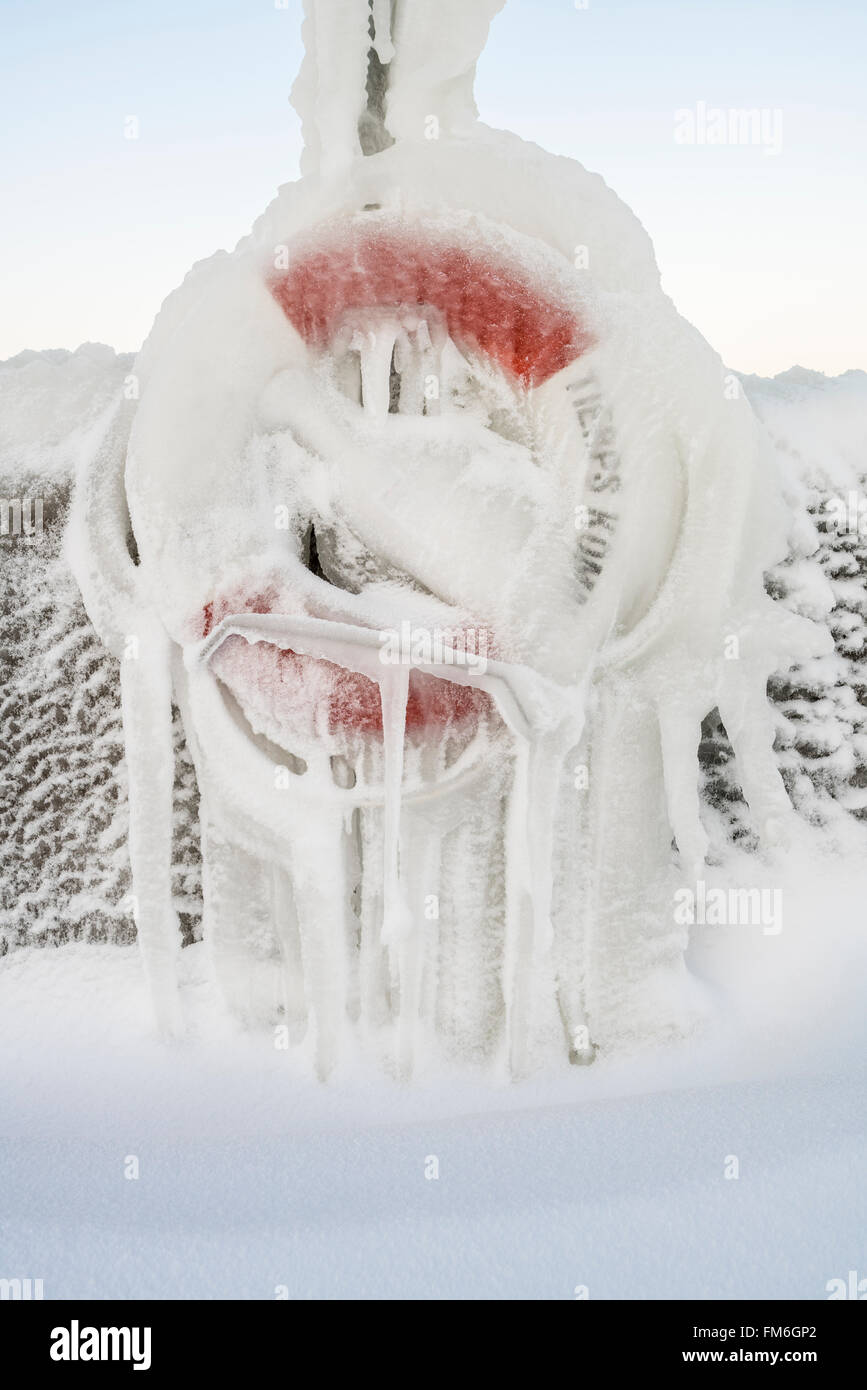 Gefrorenen Leben mit Eiszapfen in einem Hafen buoy ich im Winter von einem gefrorenen Meer. Roslagen, Uppland, Schweden, Scandinavia Stockfoto