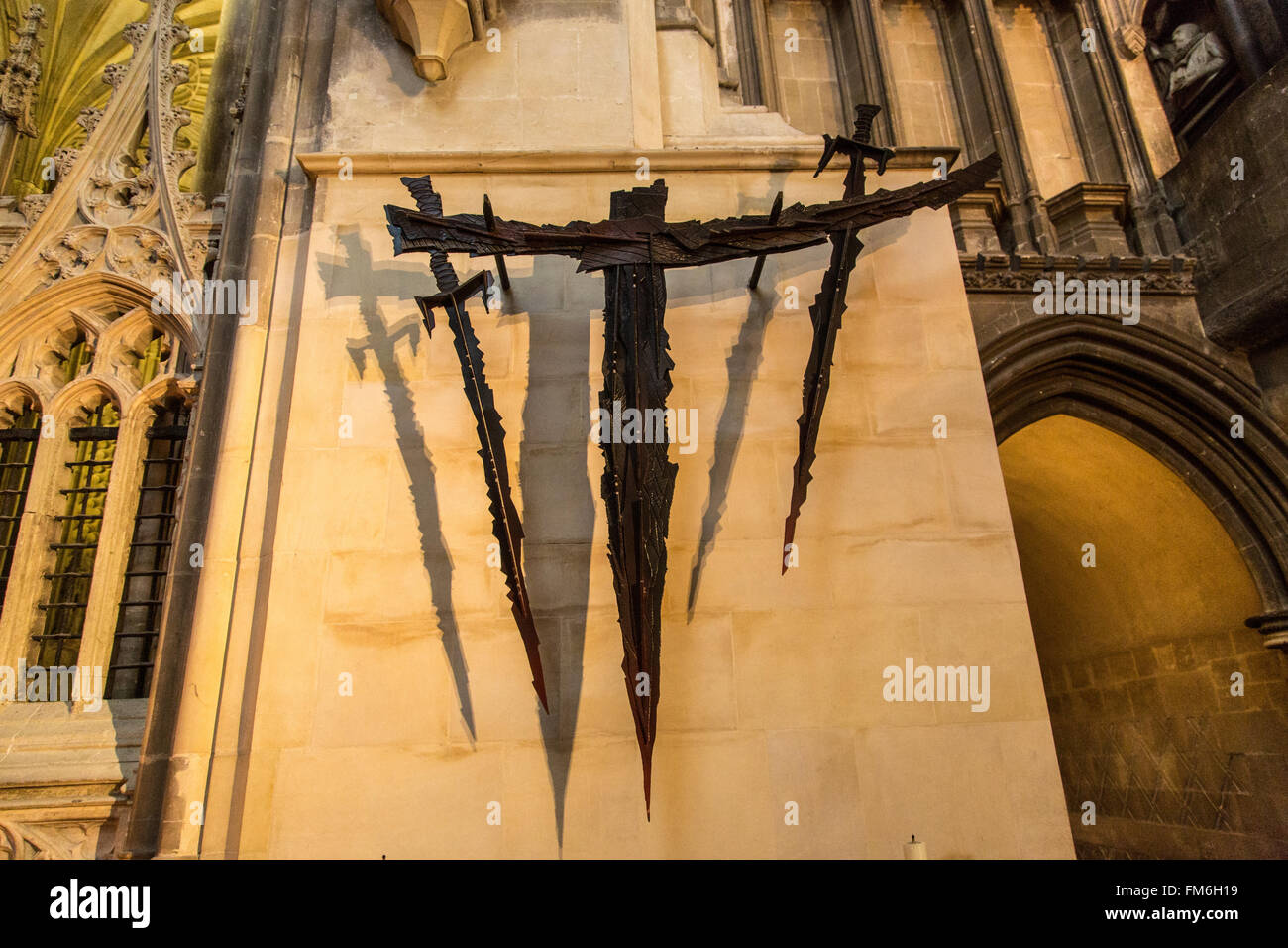 Canterbury Kathedrale, Kent.  Skulptur von Giles Blomfield an das Martyrium, die dem Hl. Thomas Becket ermordet wurde Stockfoto